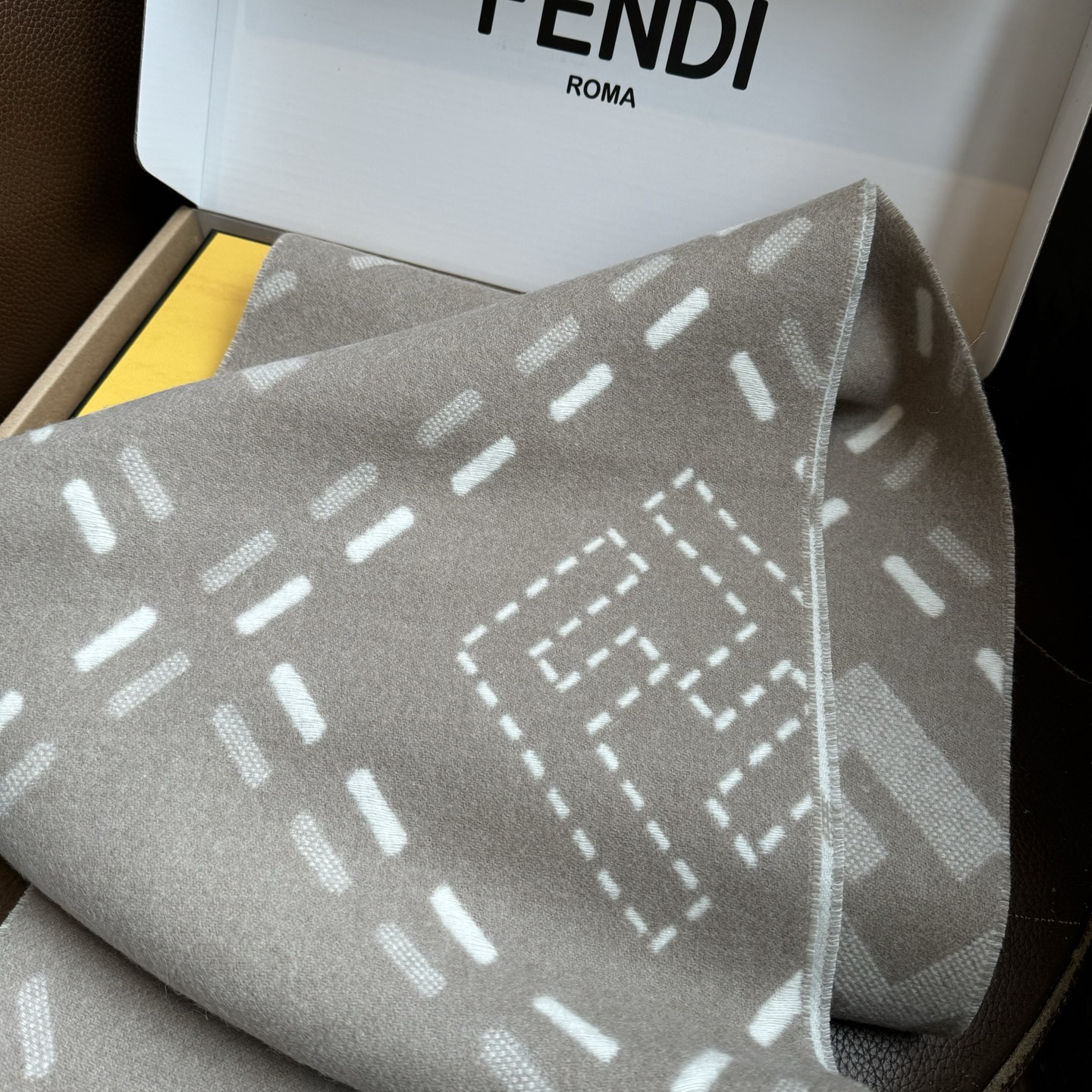 长款流苏围巾。深棕色羊毛材质，饰以提花Selleria Macro Check缝线图案(灵感源自标志性F