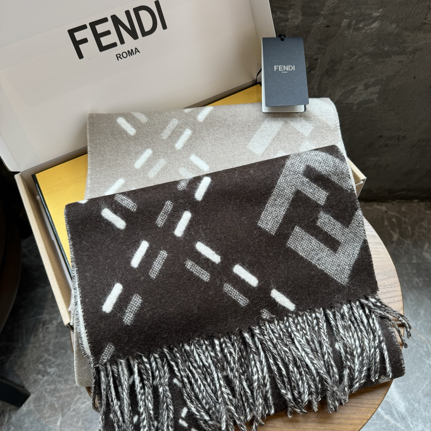 长款流苏围巾。深棕色羊毛材质，饰以提花Selleria Macro Check缝线图案(灵感源自标志性F