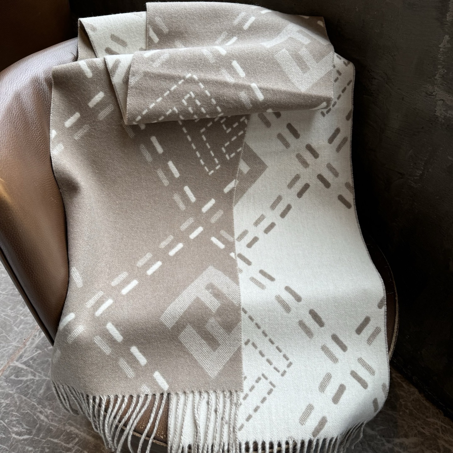 长款流苏围巾。深棕色羊毛材质，饰以提花Selleria Macro Check缝线图案(灵感源自标志性F