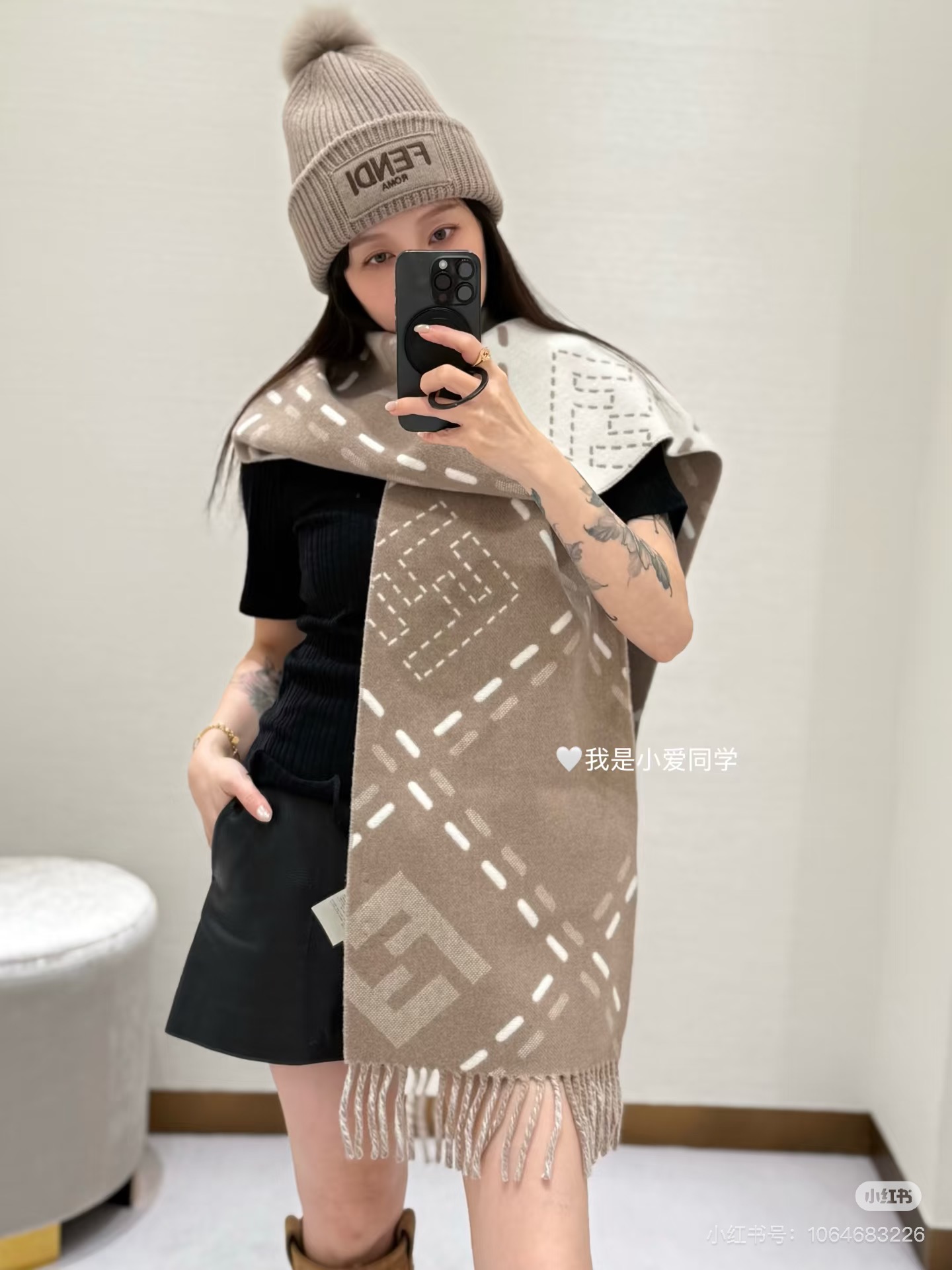 长款流苏围巾。深棕色羊毛材质，饰以提花Selleria Macro Check缝线图案(灵感源自标志性F