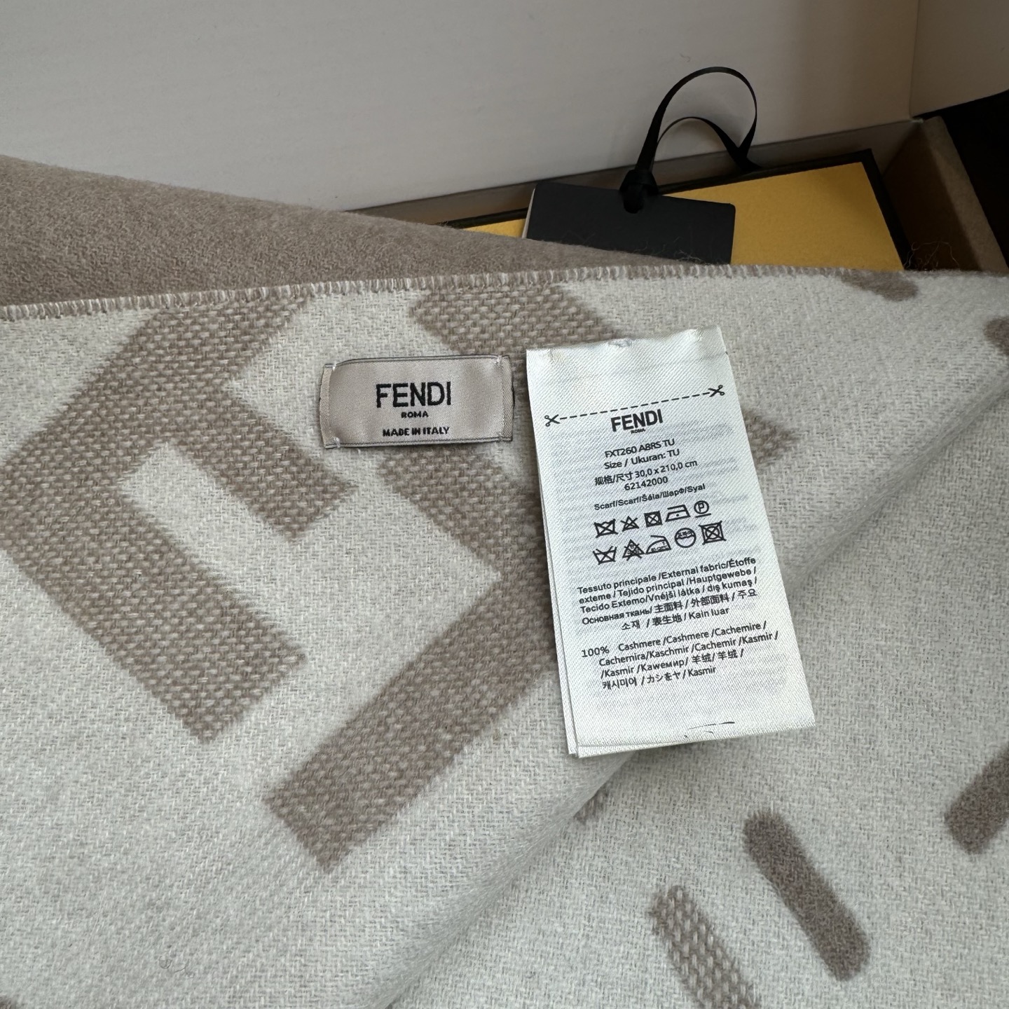 长款流苏围巾。深棕色羊毛材质，饰以提花Selleria Macro Check缝线图案(灵感源自标志性F