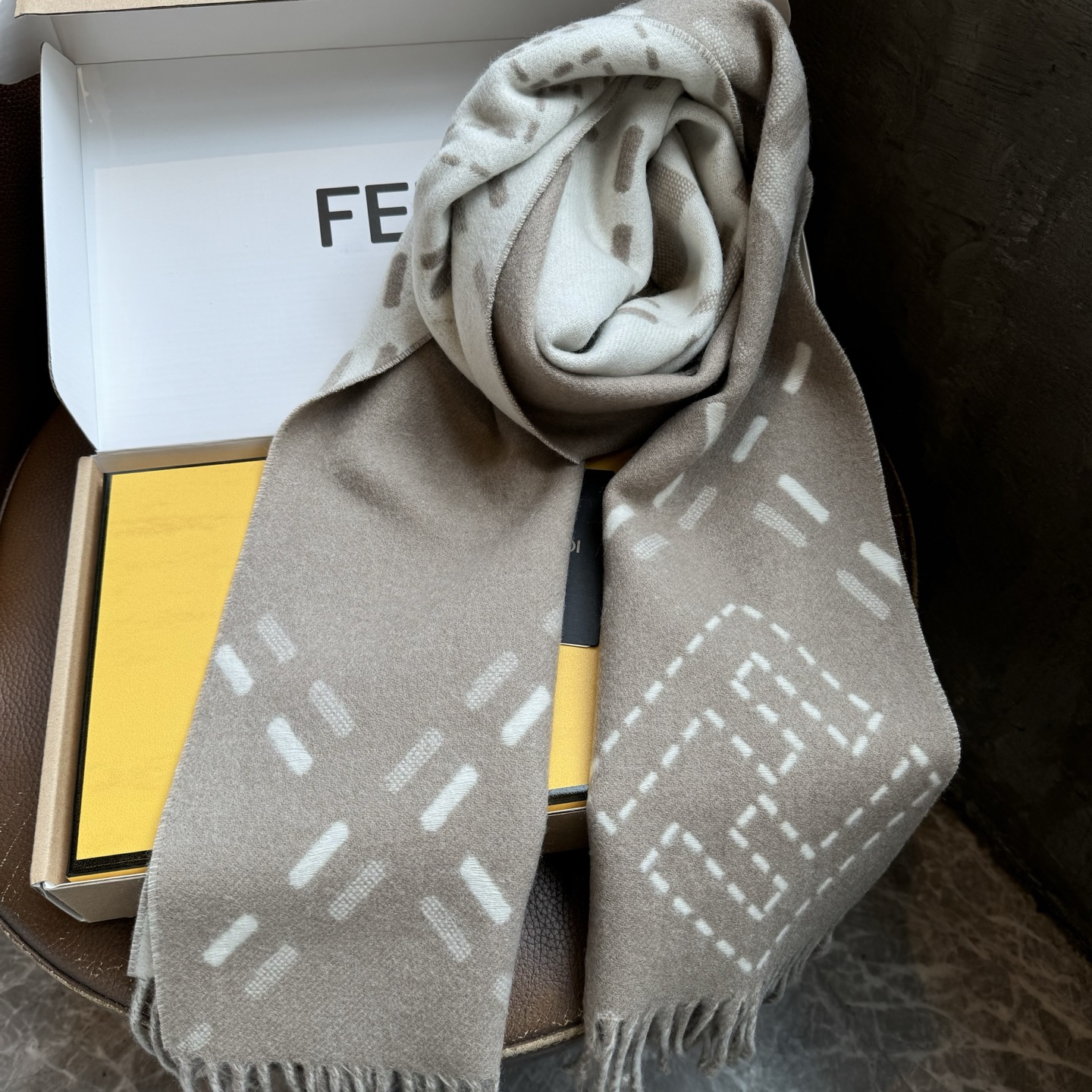 长款流苏围巾。深棕色羊毛材质，饰以提花Selleria Macro Check缝线图案(灵感源自标志性F