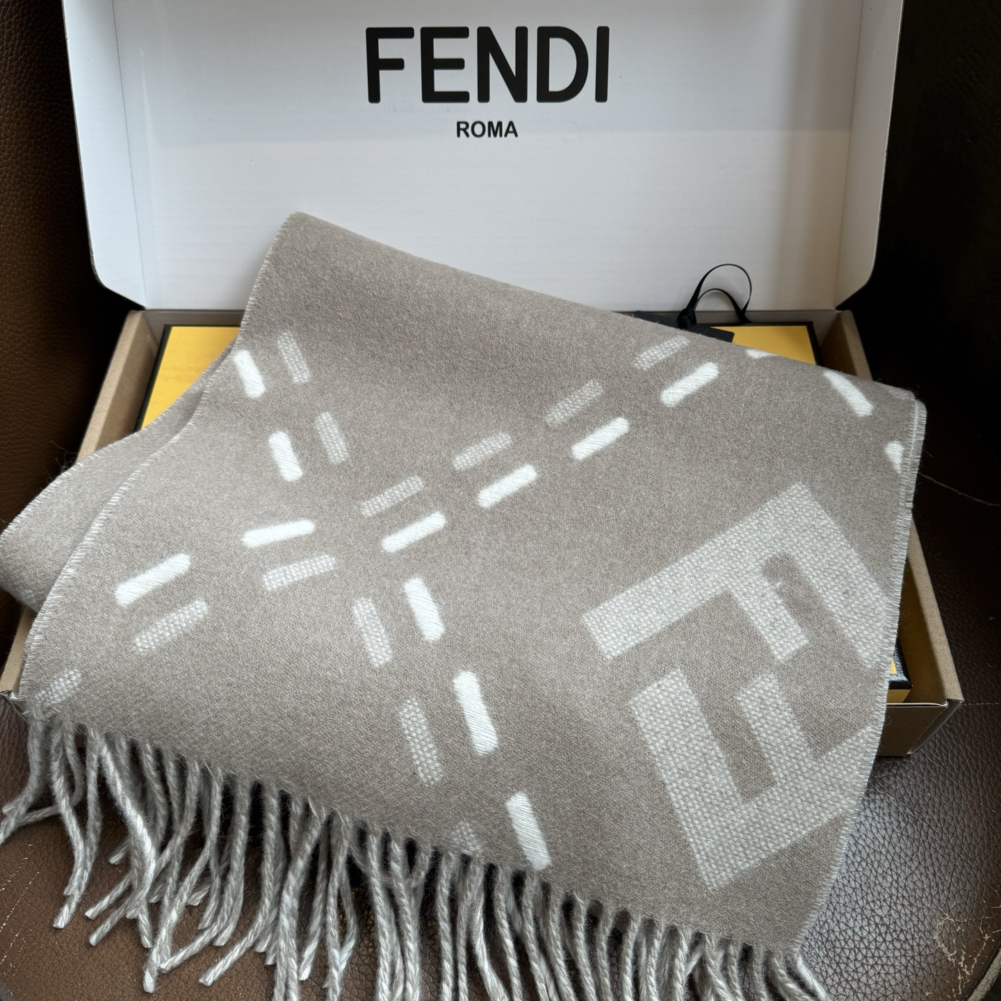 长款流苏围巾。深棕色羊毛材质，饰以提花Selleria Macro Check缝线图案(灵感源自标志性F