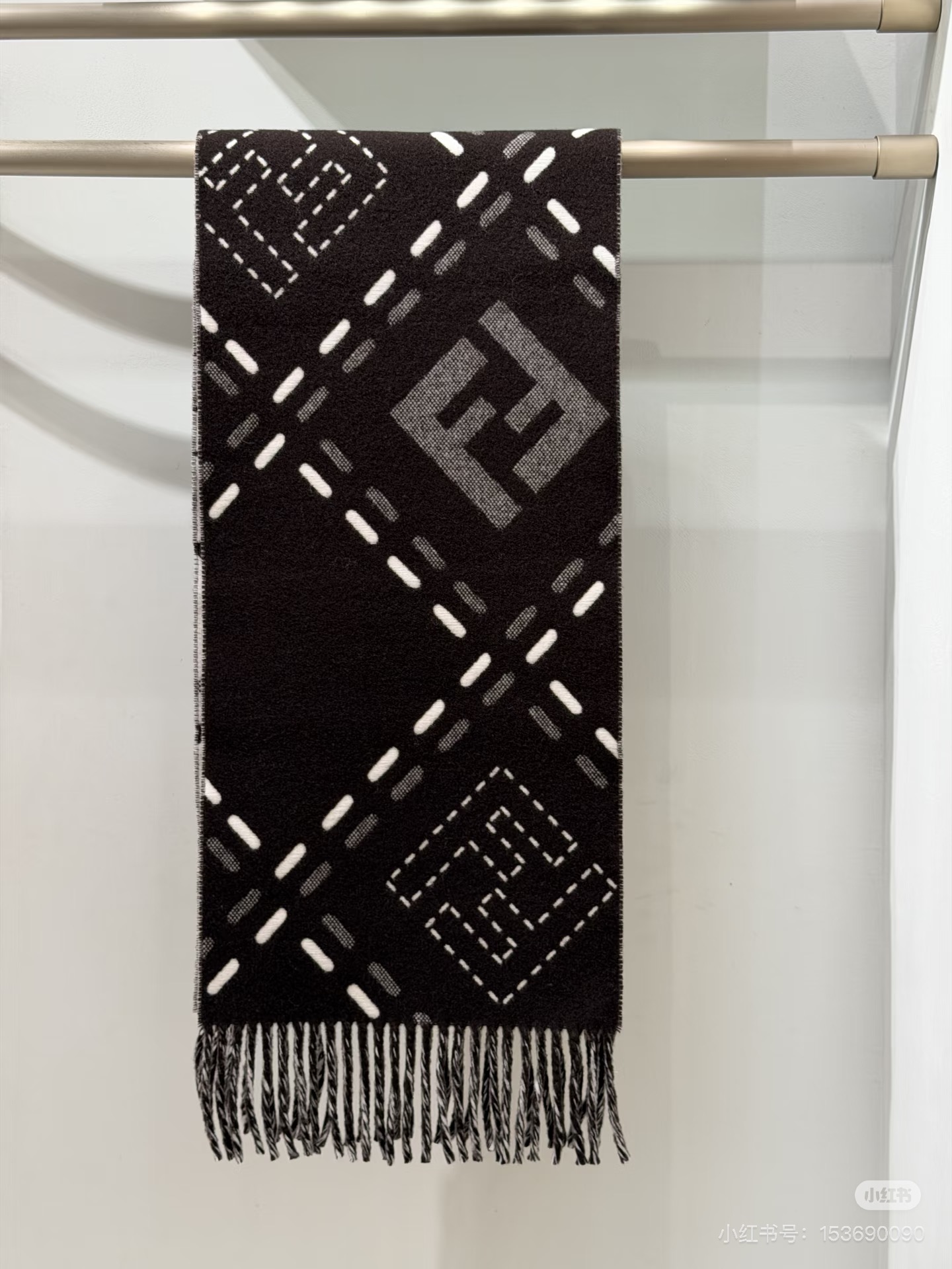 长款流苏围巾。深棕色羊毛材质，饰以提花Selleria Macro Check缝线图案(灵感源自标志性F