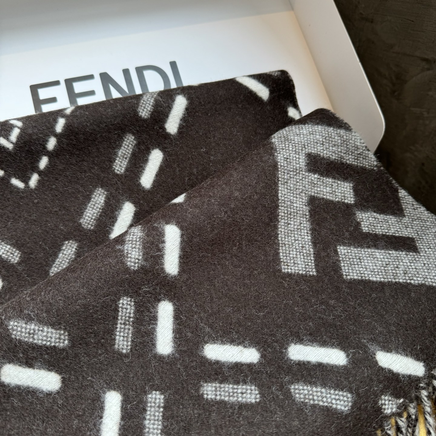 长款流苏围巾。深棕色羊毛材质，饰以提花Selleria Macro Check缝线图案(灵感源自标志性F