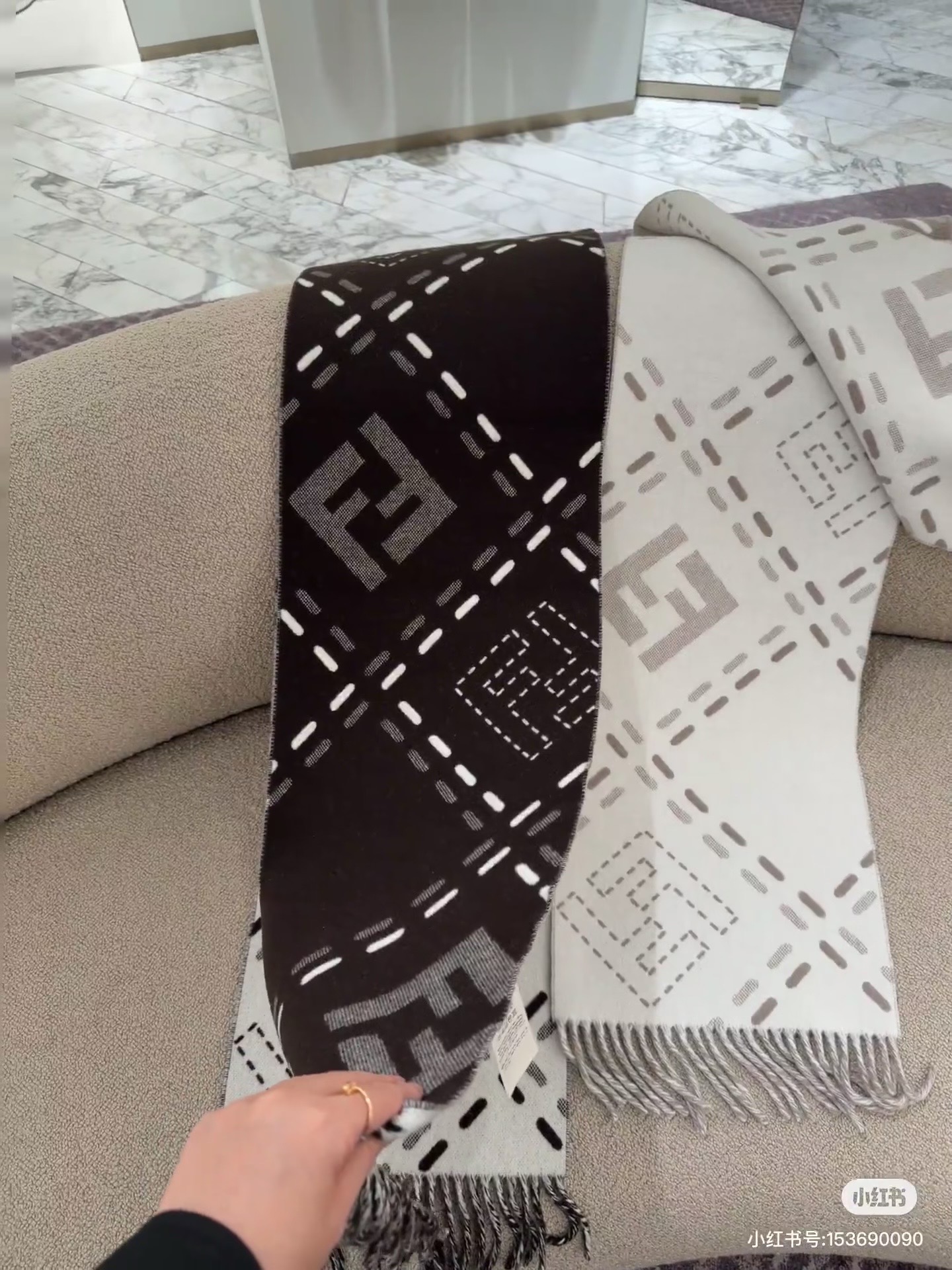 长款流苏围巾。深棕色羊毛材质，饰以提花Selleria Macro Check缝线图案(灵感源自标志性F