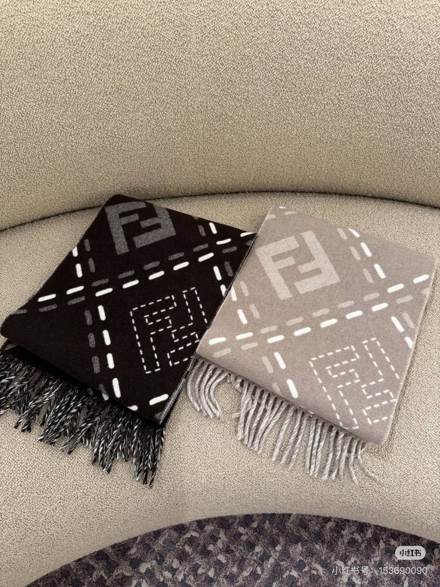 长款流苏围巾。深棕色羊毛材质，饰以提花Selleria Macro Check缝线图案(灵感源自标志性F