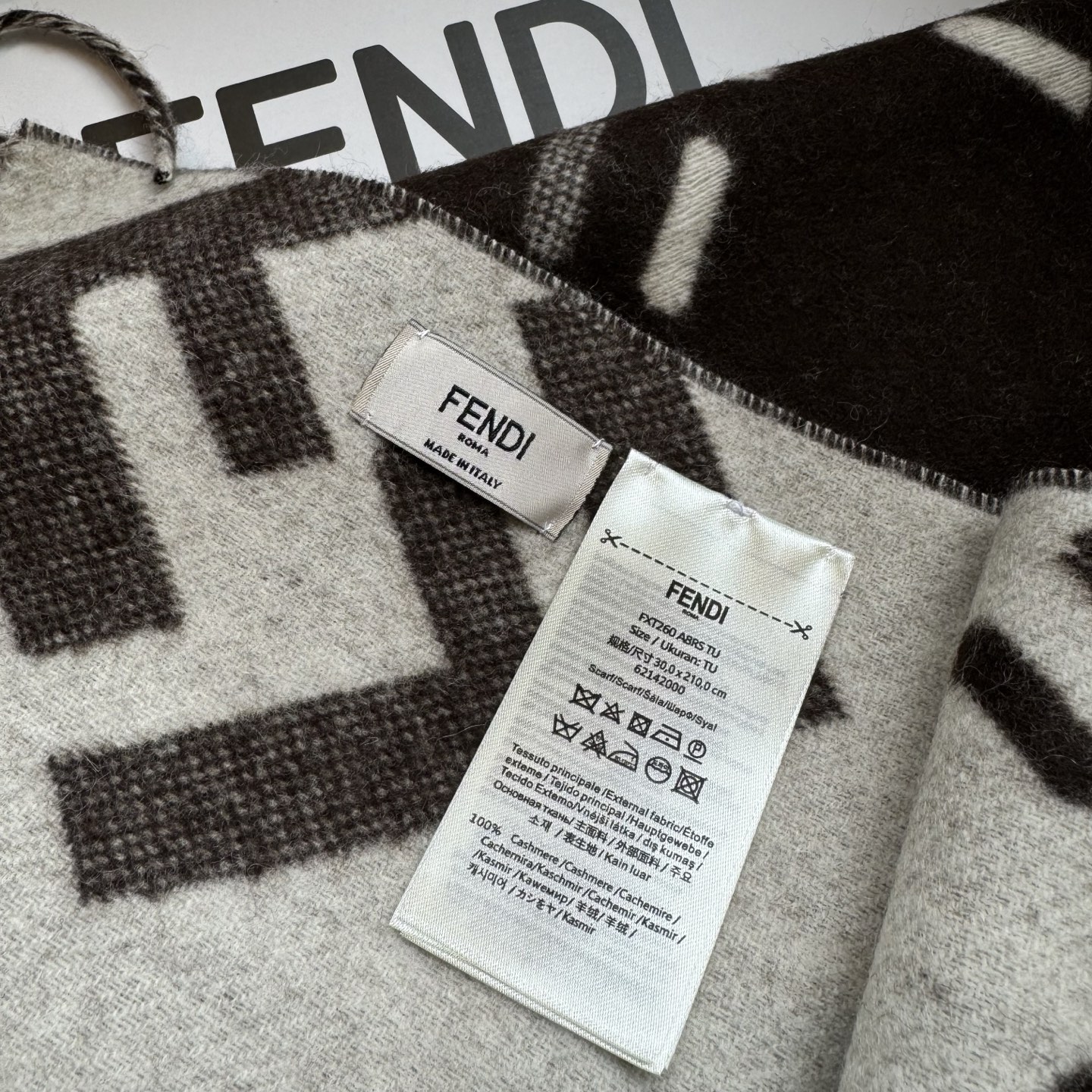 长款流苏围巾。深棕色羊毛材质，饰以提花Selleria Macro Check缝线图案(灵感源自标志性F