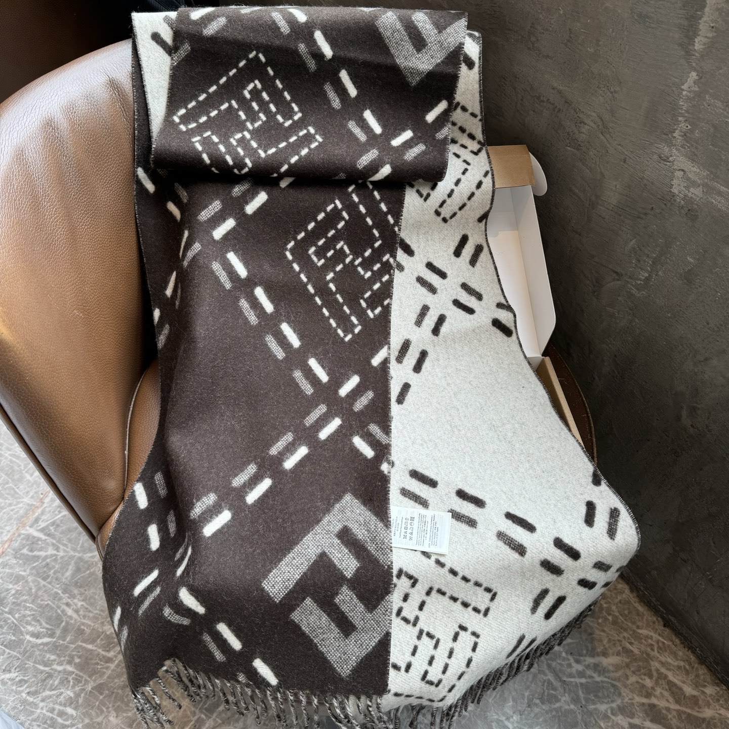 长款流苏围巾。深棕色羊毛材质，饰以提花Selleria Macro Check缝线图案(灵感源自标志性F