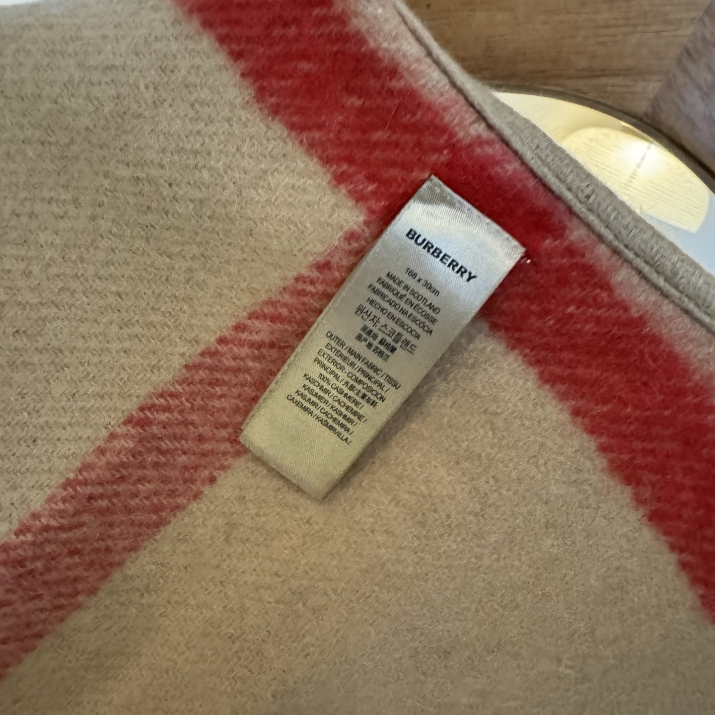 𝐁𝐔𝐑𝐁𝐄𝐑𝐑𝐘斗篷🆕 双面双色格纹羊绒披肩，不规则剪裁，均码，模特162的效果图精制披肩，选用柔软的羊