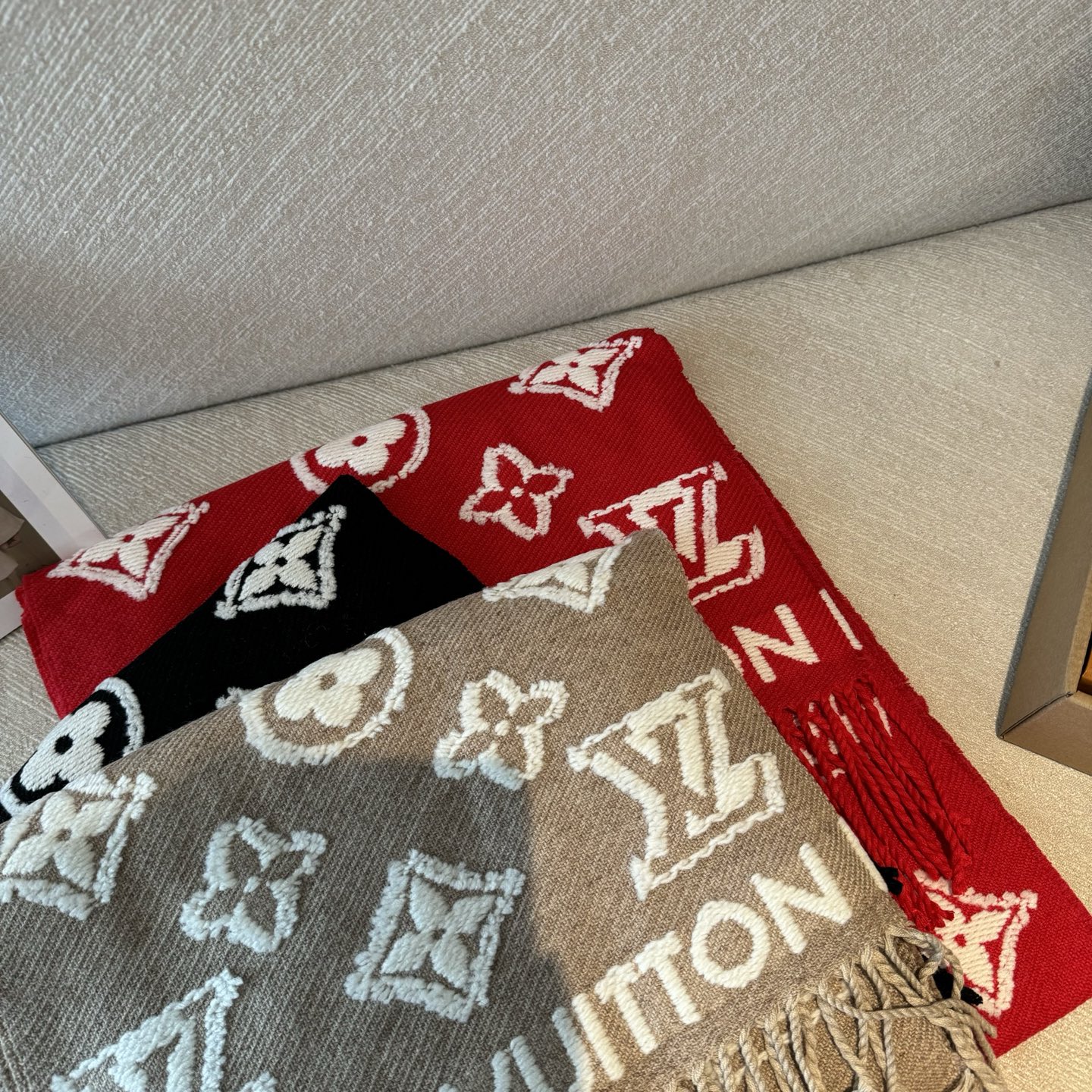 出货 LV3D围巾为柔软毛绒混纺织入Monogram图案，再以撞色羊毛皮演绎瞩目3D效果。剪花工艺令两面