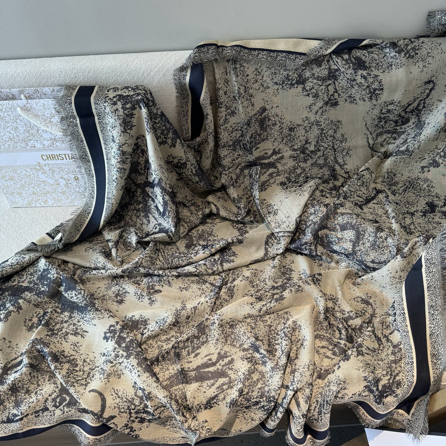 好看疯掉了简直，巨时髦！！！超级喜欢Dior这种随性不刻意凹造型的轻快时髦感，小小的尺寸让搭配更显氛围美