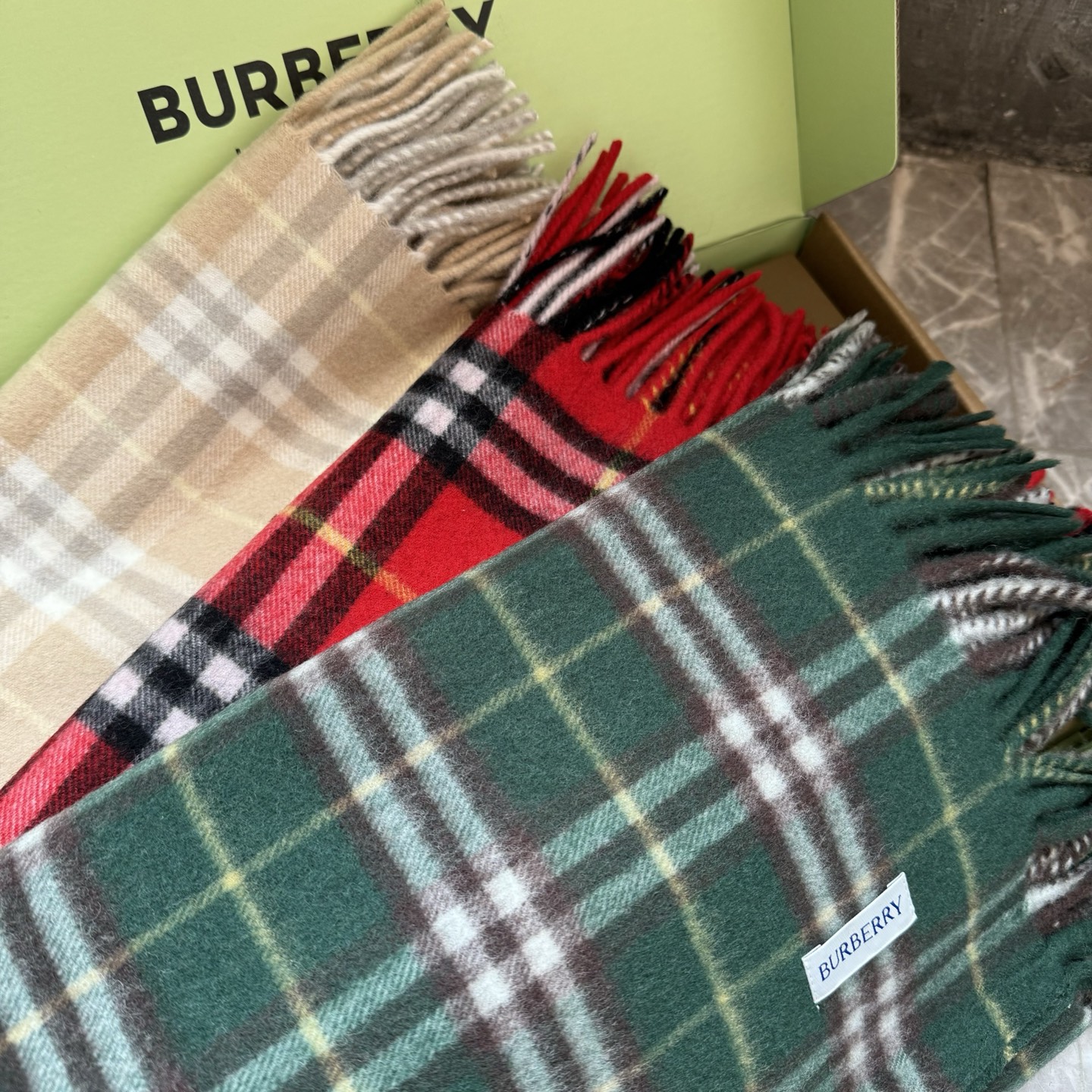 ✨✨【B家蜈蚣巾】金靖同款新品到货！采用内蒙古顶级羊绒毛，最新款男女通用情侣款👫重磅推荐💥 经典的格子，