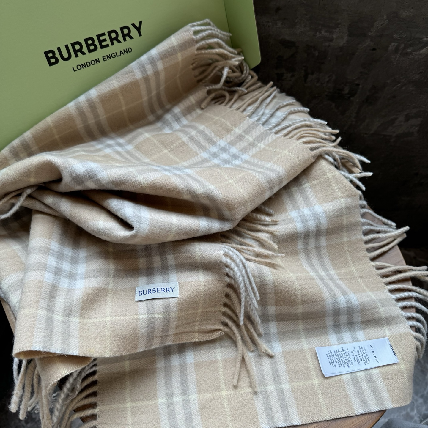 ✨✨【B家蜈蚣巾】金靖同款新品到货！采用内蒙古顶级羊绒毛，最新款男女通用情侣款👫重磅推荐💥 经典的格子，