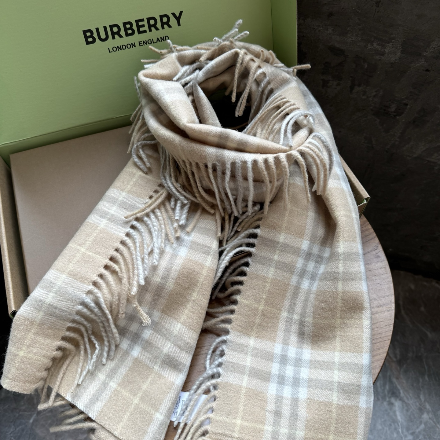 ✨✨【B家蜈蚣巾】金靖同款新品到货！采用内蒙古顶级羊绒毛，最新款男女通用情侣款👫重磅推荐💥 经典的格子，