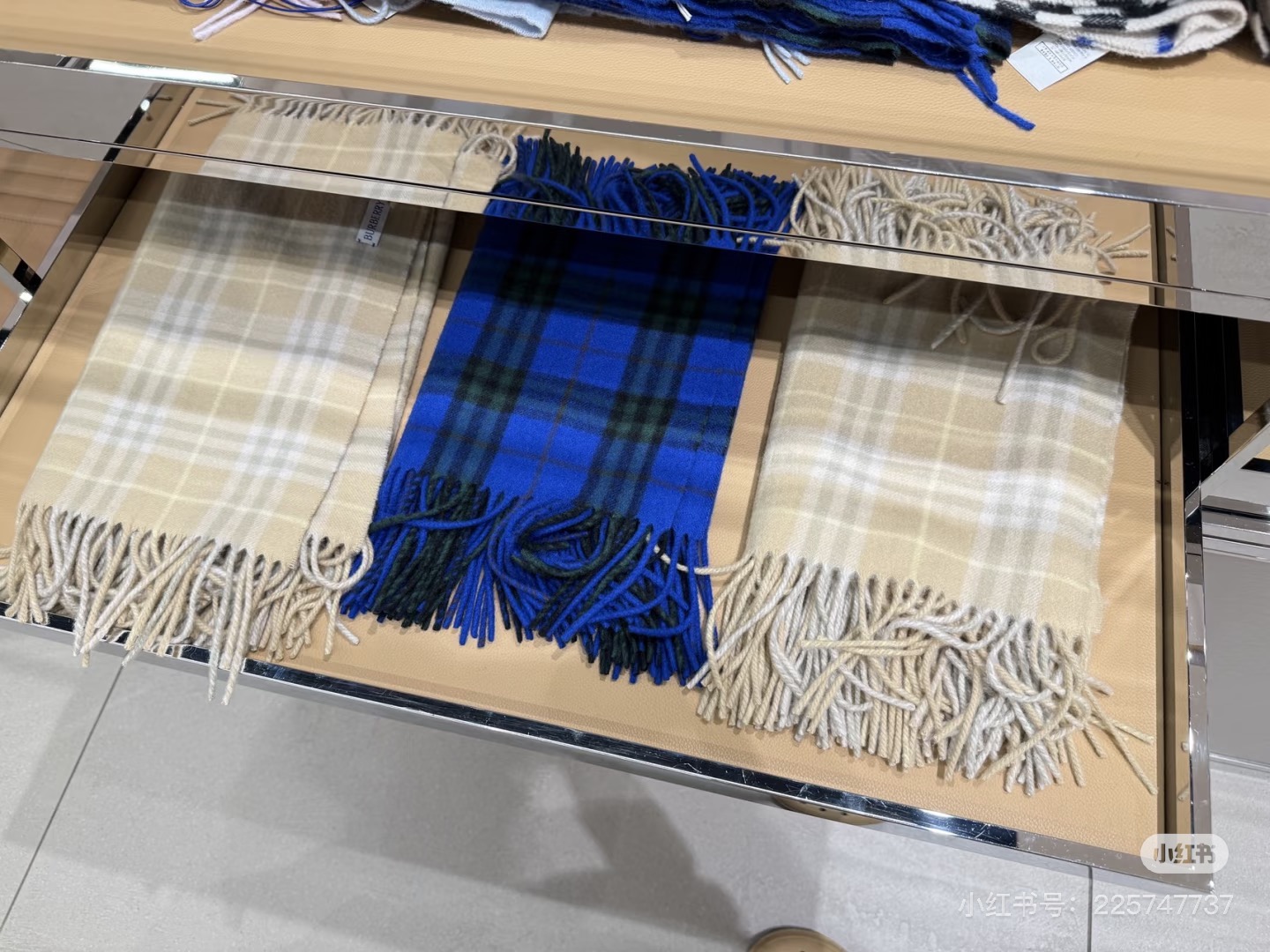 ✨✨【B家蜈蚣巾】金靖同款新品到货！采用内蒙古顶级羊绒毛，最新款男女通用情侣款👫重磅推荐💥 经典的格子，