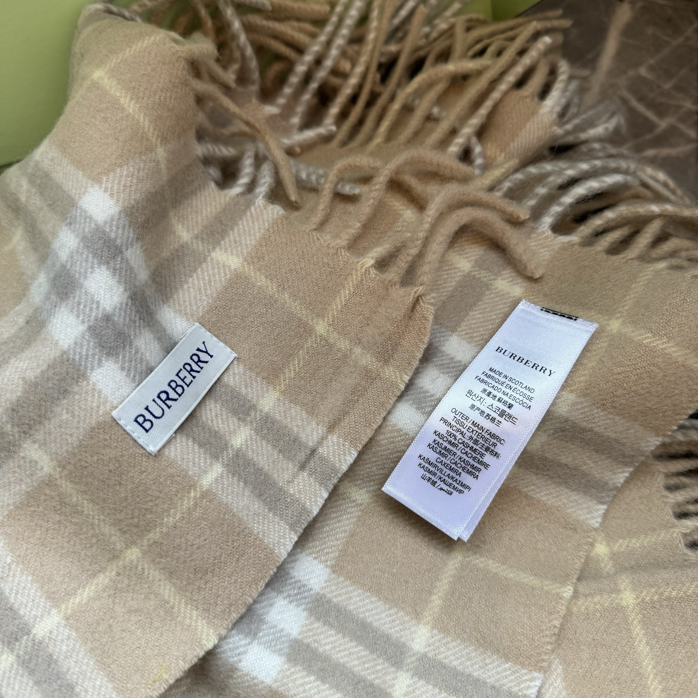 ✨✨【B家蜈蚣巾】金靖同款新品到货！采用内蒙古顶级羊绒毛，最新款男女通用情侣款👫重磅推荐💥 经典的格子，