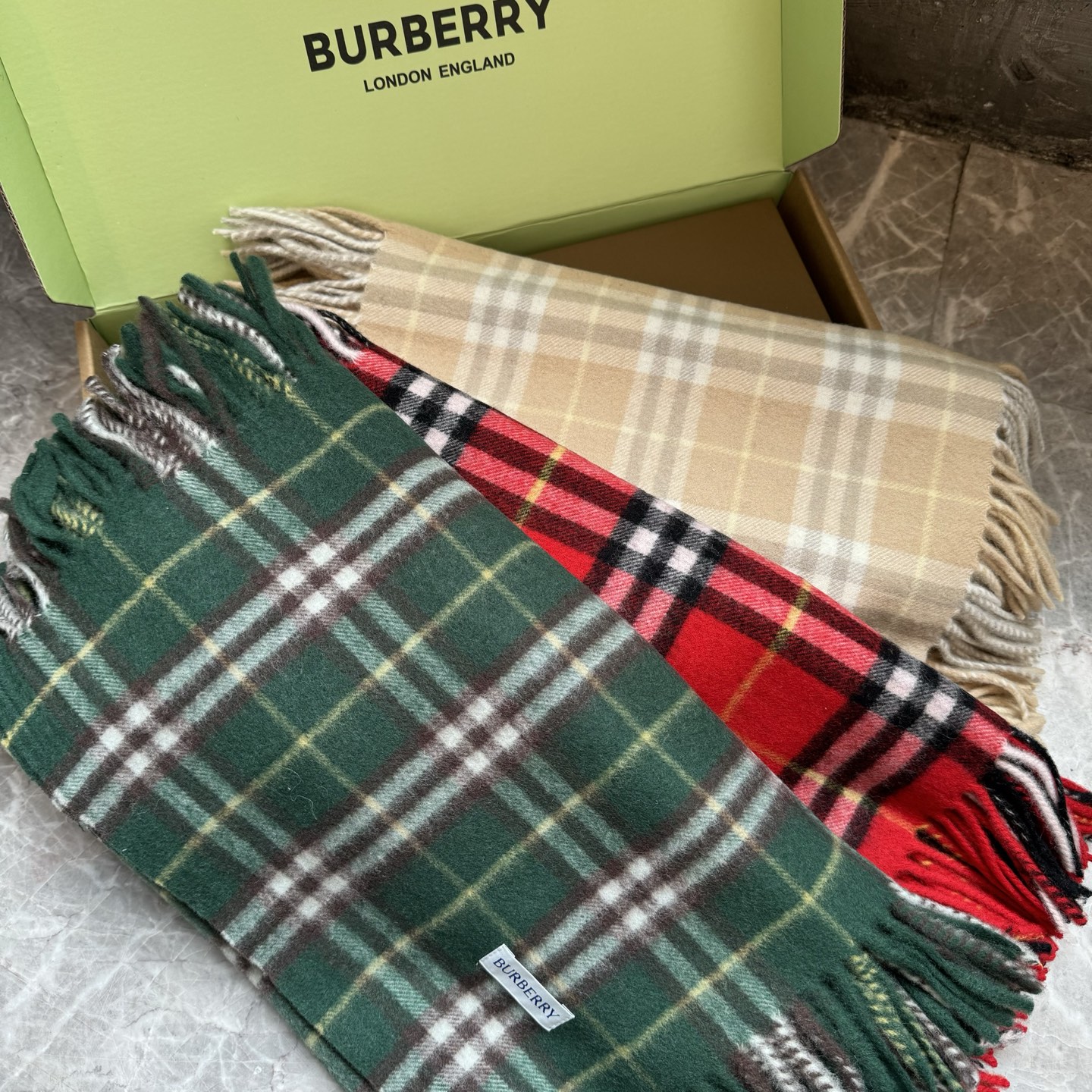 ✨✨【B家蜈蚣巾】金靖同款新品到货！采用内蒙古顶级羊绒毛，最新款男女通用情侣款👫重磅推荐💥 经典的格子，