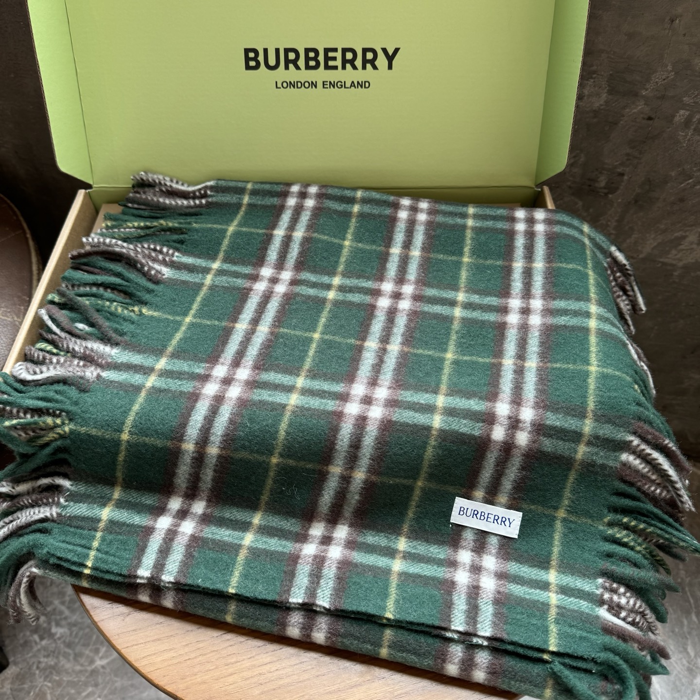 ✨✨【B家蜈蚣巾】金靖同款新品到货！采用内蒙古顶级羊绒毛，最新款男女通用情侣款👫重磅推荐💥 经典的格子，