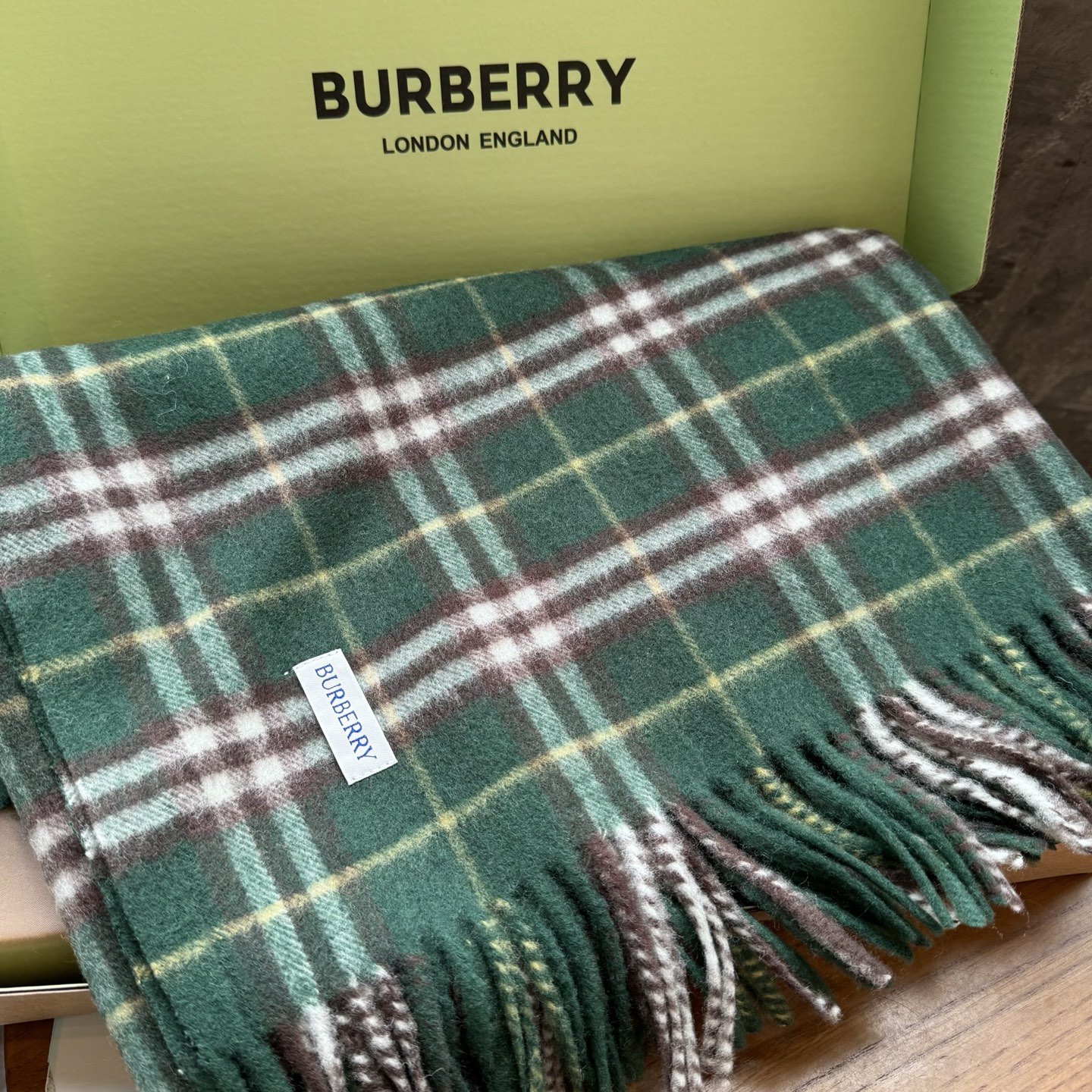 ✨✨【B家蜈蚣巾】金靖同款新品到货！采用内蒙古顶级羊绒毛，最新款男女通用情侣款👫重磅推荐💥 经典的格子，