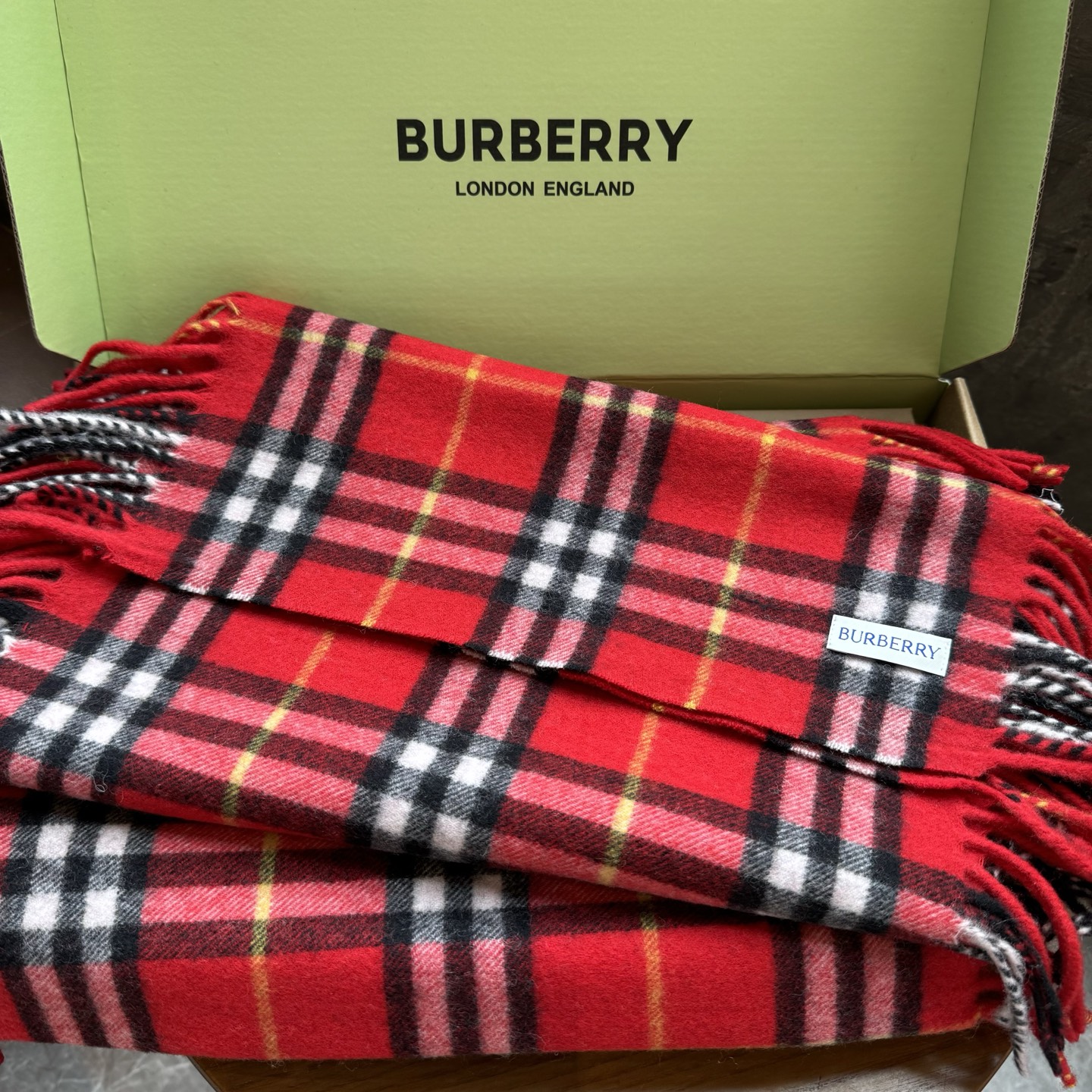 ✨✨【B家蜈蚣巾】金靖同款新品到货！采用内蒙古顶级羊绒毛，最新款男女通用情侣款👫重磅推荐💥 经典的格子，