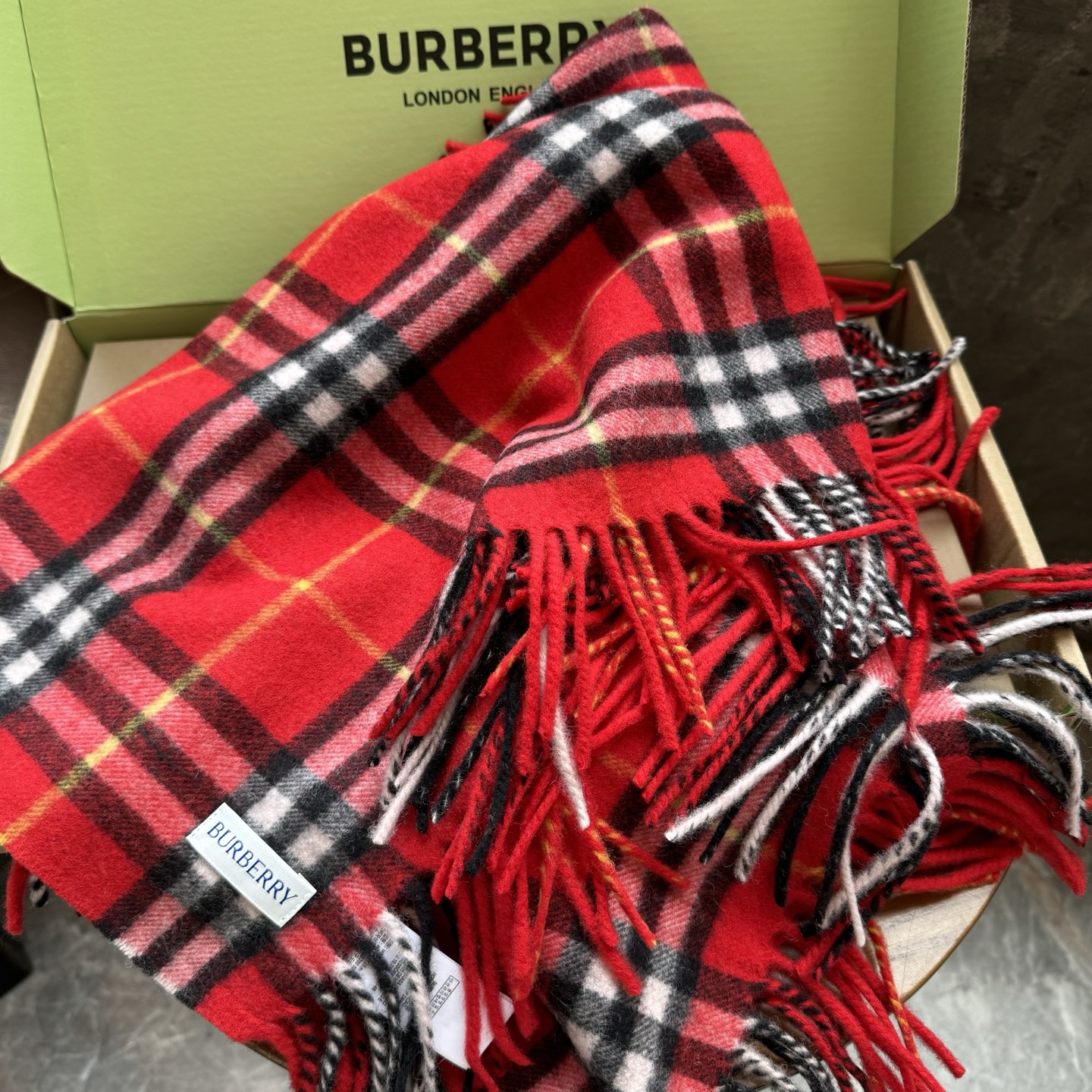 ✨✨【B家蜈蚣巾】金靖同款新品到货！采用内蒙古顶级羊绒毛，最新款男女通用情侣款👫重磅推荐💥 经典的格子，