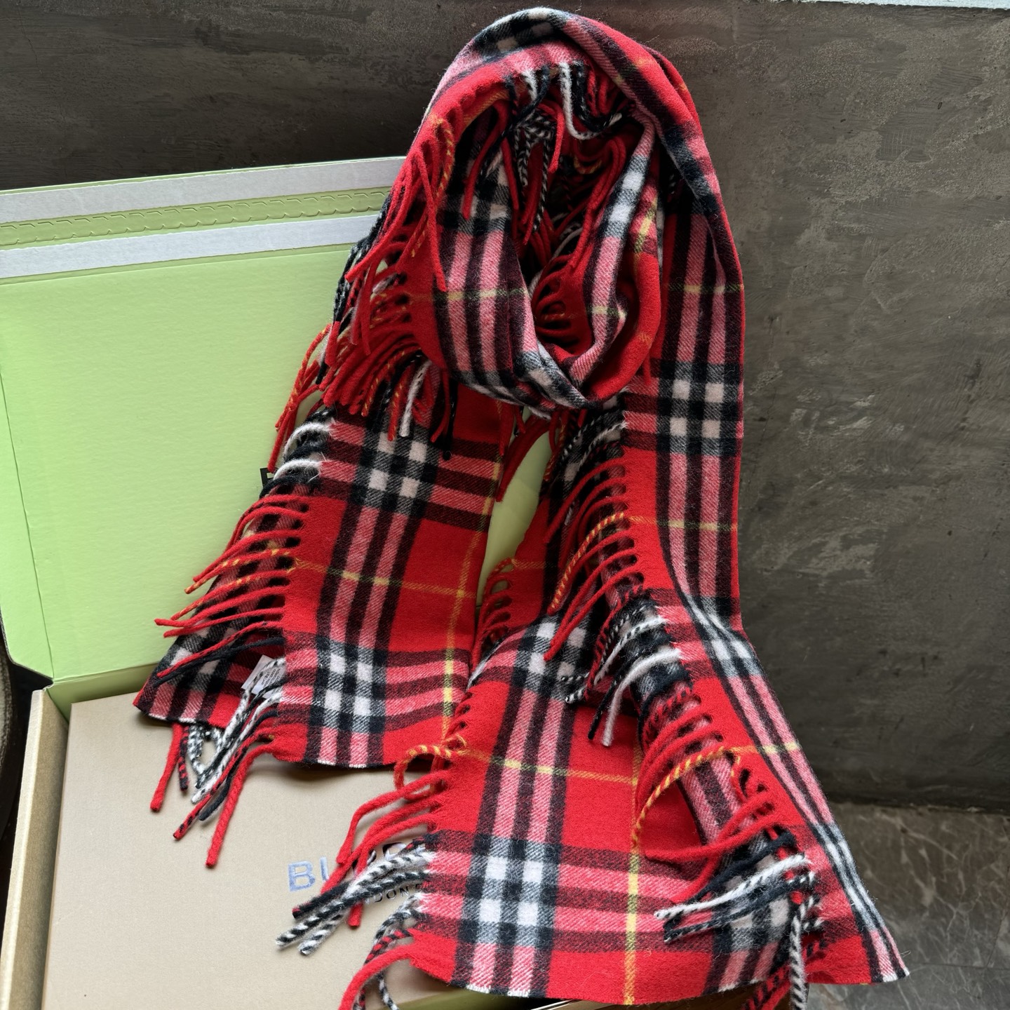 ✨✨【B家蜈蚣巾】金靖同款新品到货！采用内蒙古顶级羊绒毛，最新款男女通用情侣款👫重磅推荐💥 经典的格子，