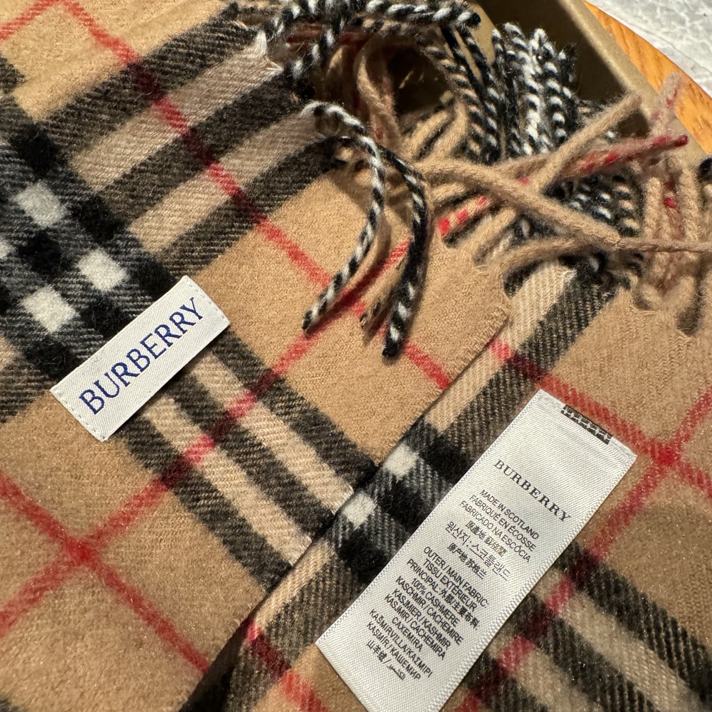 ✨✨【B家蜈蚣巾】金靖同款新品到货！采用内蒙古顶级羊绒毛，最新款男女通用情侣款👫重磅推荐💥 经典的格子，