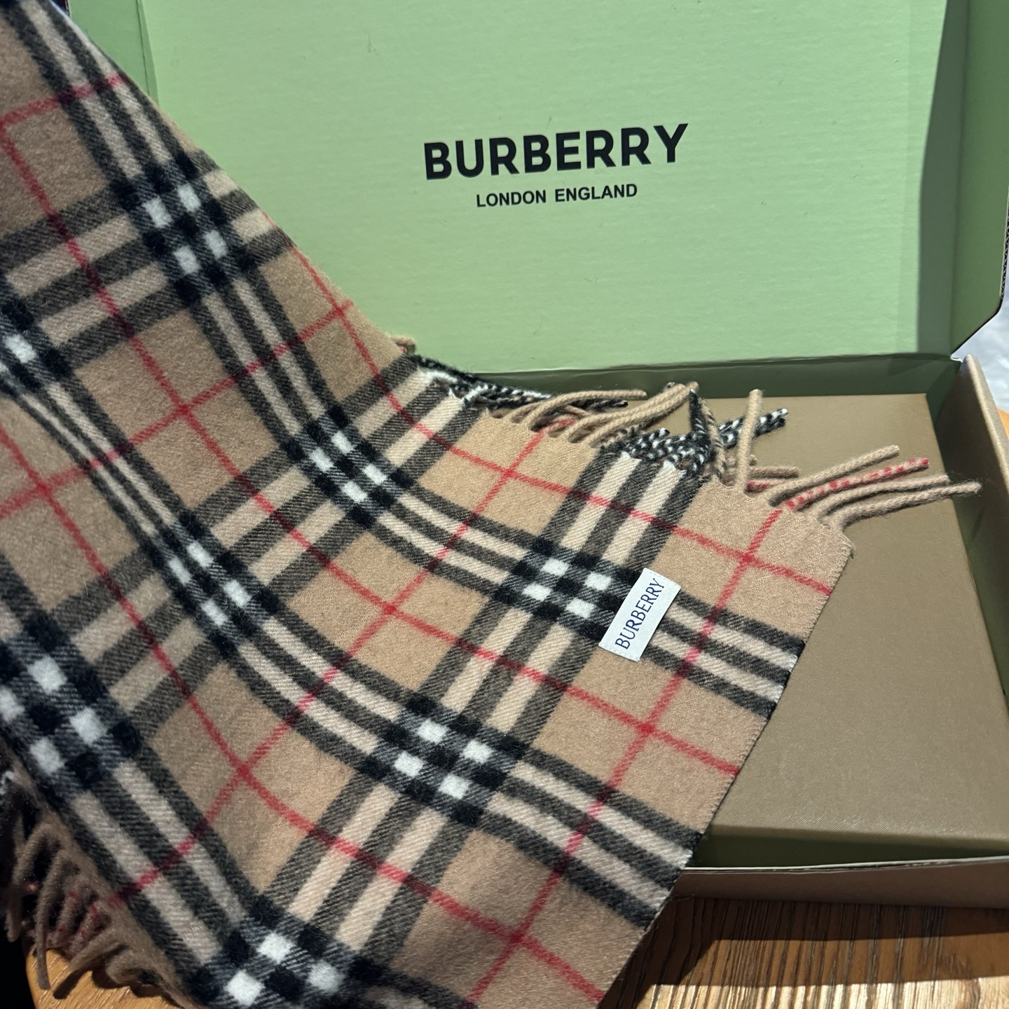 ✨✨【B家蜈蚣巾】金靖同款新品到货！采用内蒙古顶级羊绒毛，最新款男女通用情侣款👫重磅推荐💥 经典的格子，