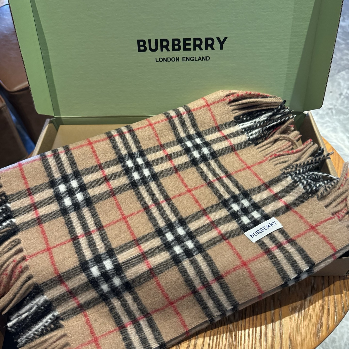 ✨✨【B家蜈蚣巾】金靖同款新品到货！采用内蒙古顶级羊绒毛，最新款男女通用情侣款👫重磅推荐💥 经典的格子，