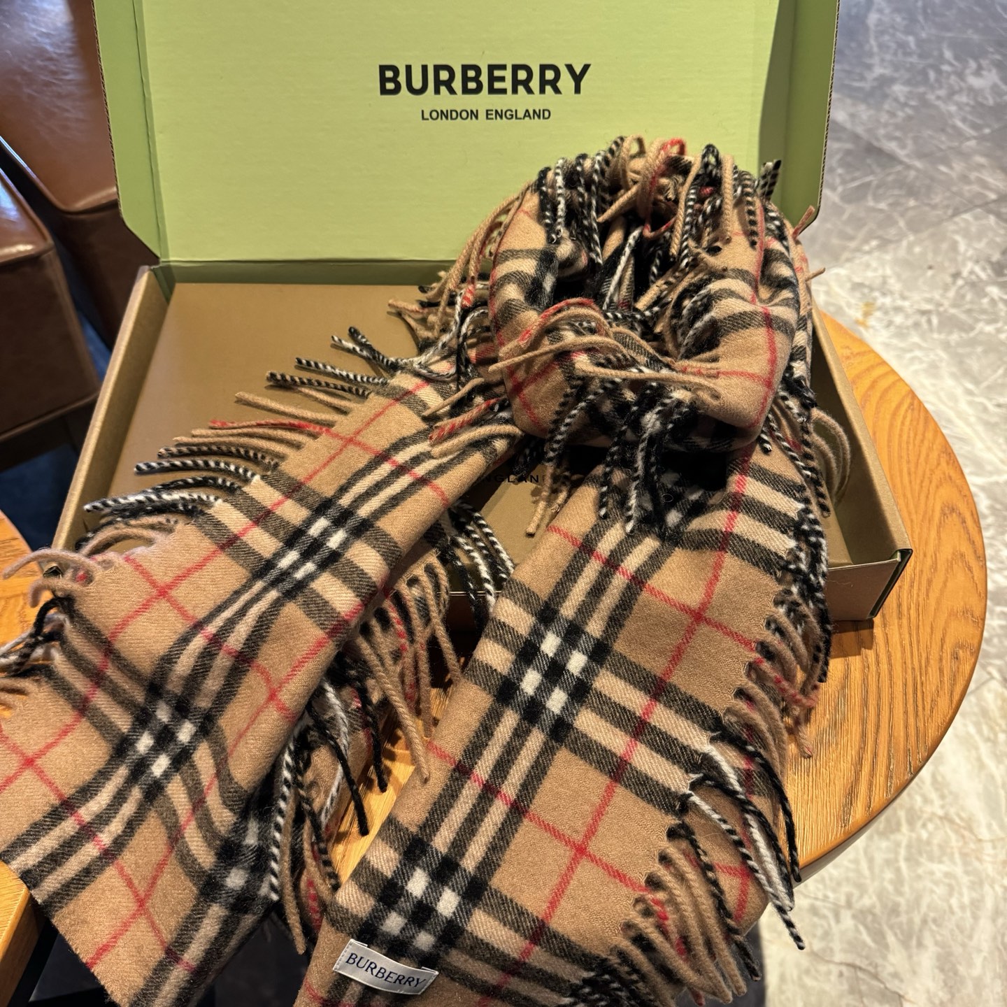 ✨✨【B家蜈蚣巾】金靖同款新品到货！采用内蒙古顶级羊绒毛，最新款男女通用情侣款👫重磅推荐💥 经典的格子，