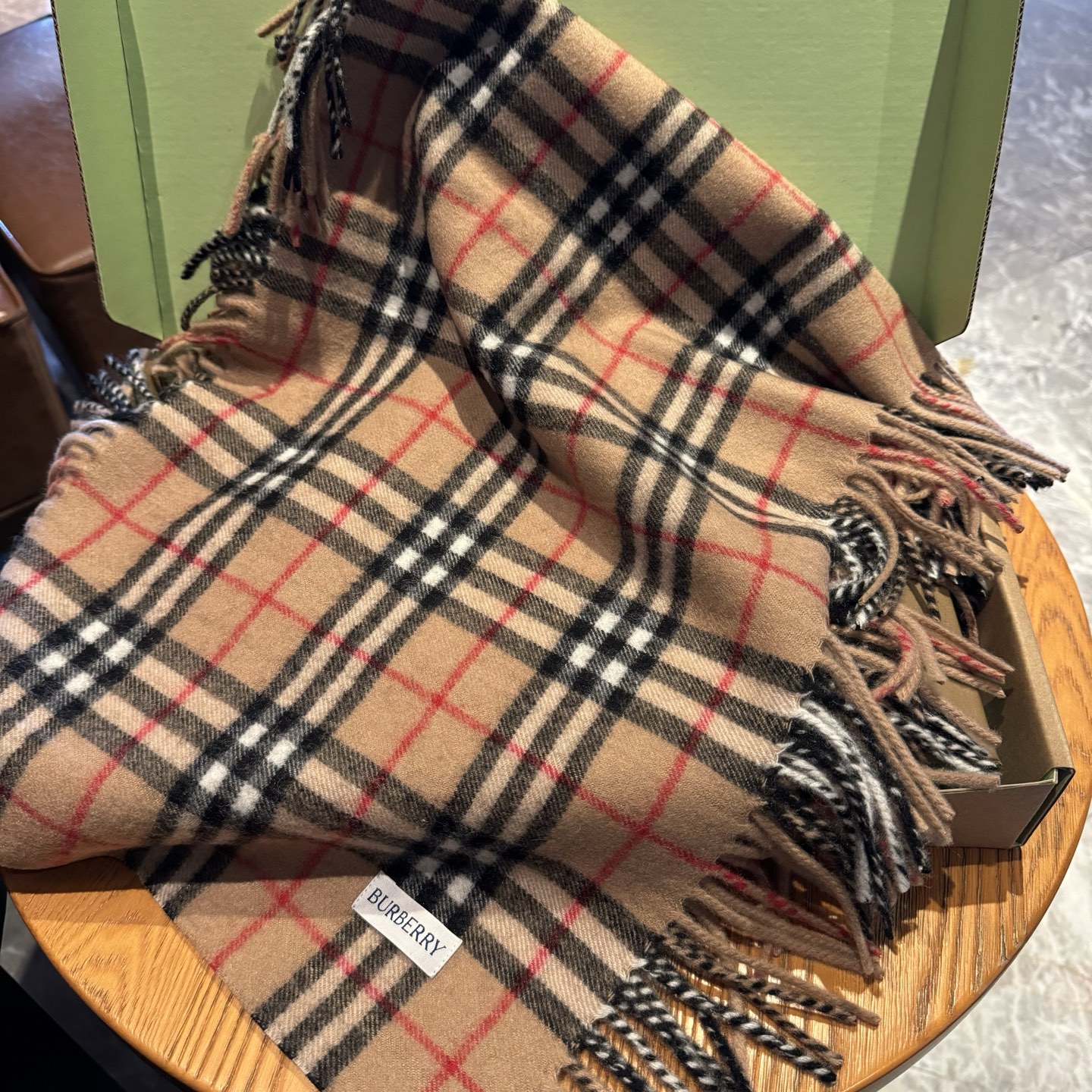 ✨✨【B家蜈蚣巾】金靖同款新品到货！采用内蒙古顶级羊绒毛，最新款男女通用情侣款👫重磅推荐💥 经典的格子，