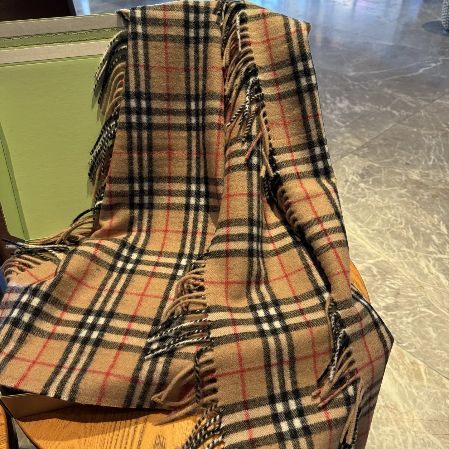 ✨✨【B家蜈蚣巾】金靖同款新品到货！采用内蒙古顶级羊绒毛，最新款男女通用情侣款👫重磅推荐💥 经典的格子，