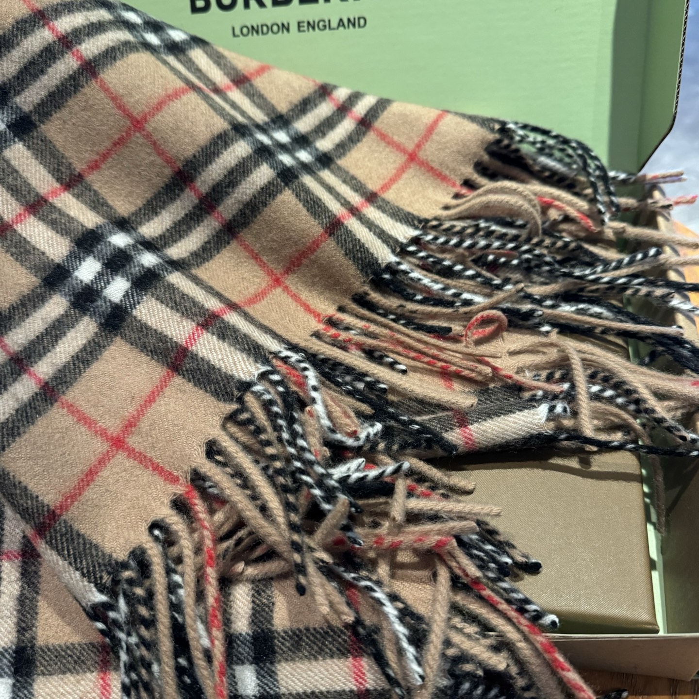 ✨✨【B家蜈蚣巾】金靖同款新品到货！采用内蒙古顶级羊绒毛，最新款男女通用情侣款👫重磅推荐💥 经典的格子，