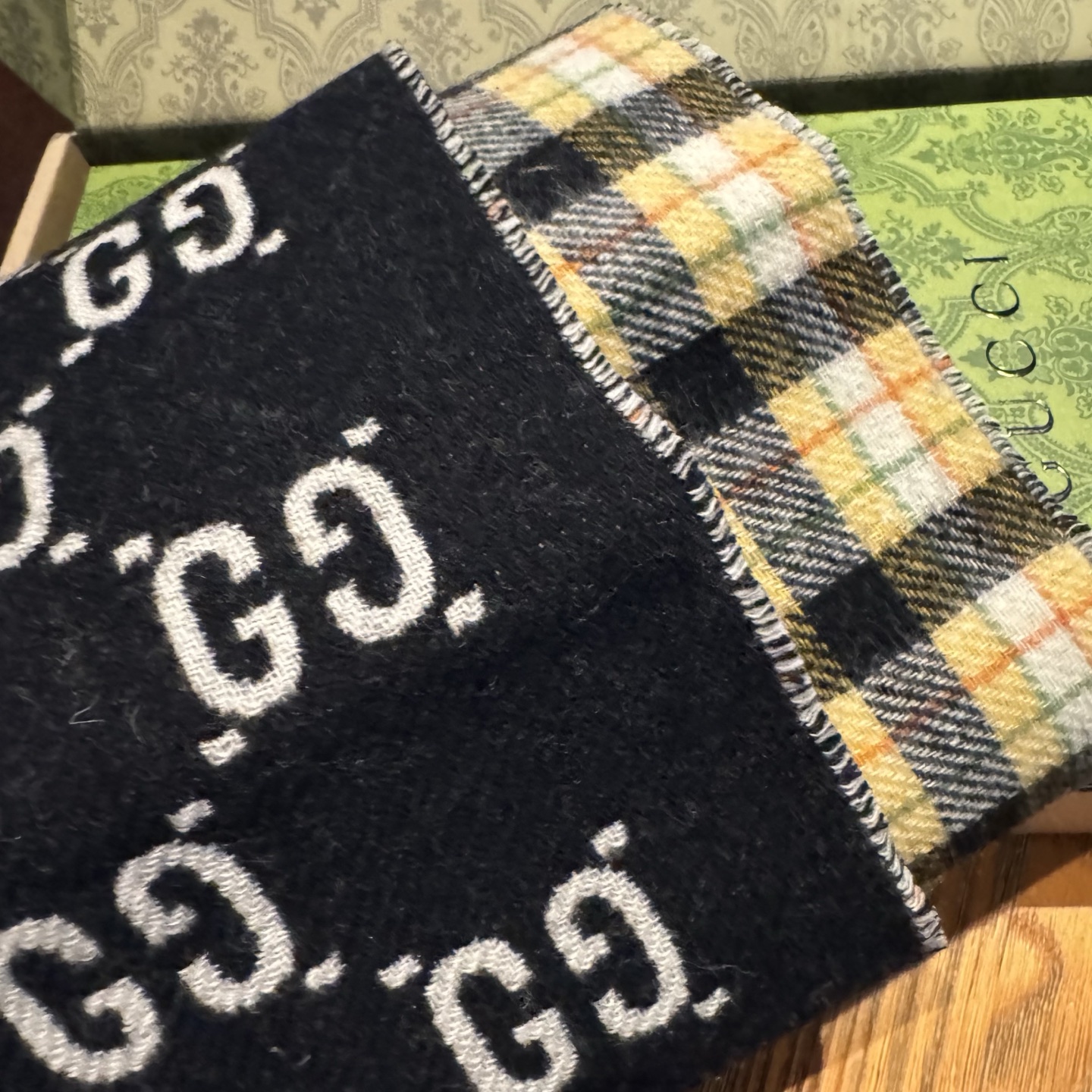 Gucci · 古奇经典羊绒围巾❗来个硬货.麻溜的安排上.纯正出口❗原订单已经交货一批，其中一批刚过海关