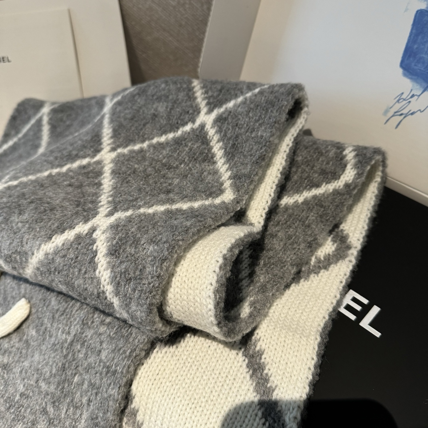 香奈儿经典菱格的包包已经成为香家历代经典不可替代的标志性图纹 这款菱格围巾 更是经典中的的高贵出品每一个