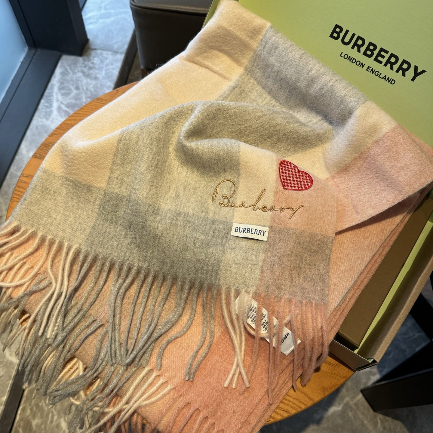🆕Burberry ·巴宝莉爱心款💗❗️大B家新品围巾披肩‮磅重‬来了❗️bur原单殿堂‮皇级‬室最新款