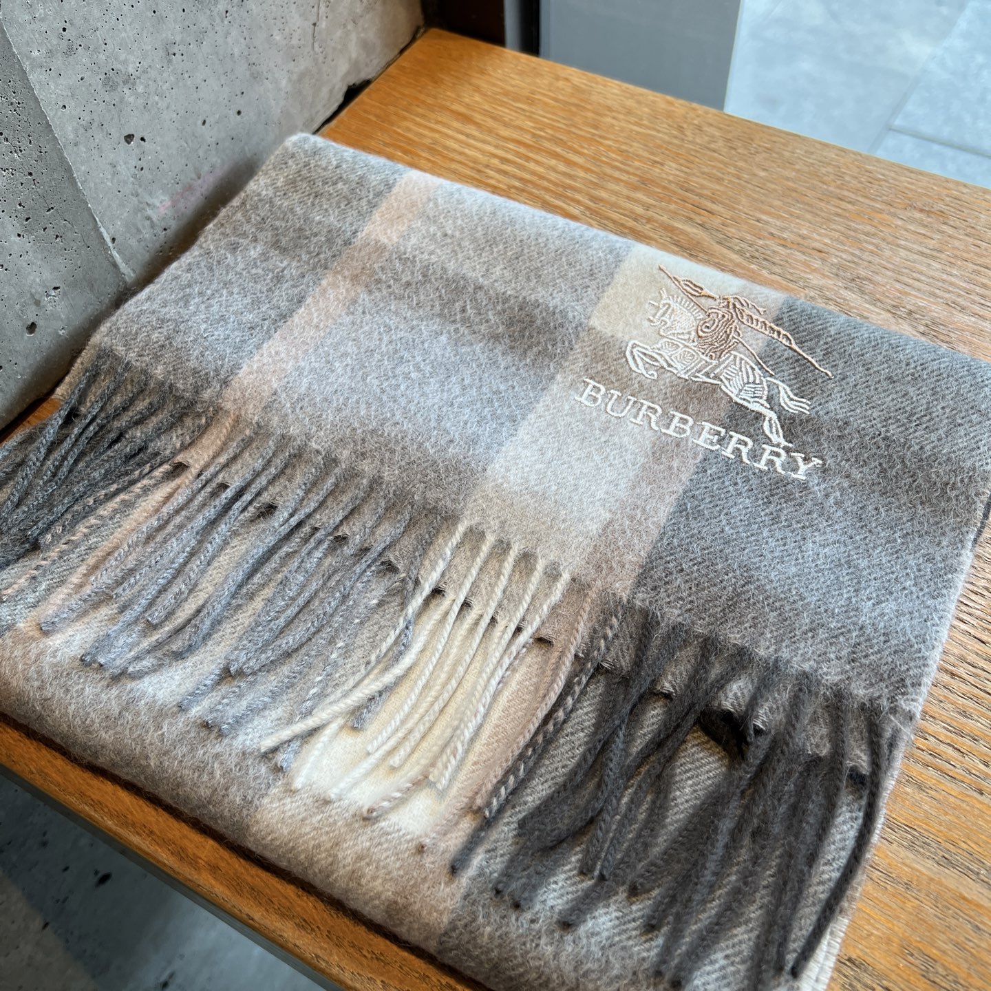 🆕Burberry · 巴宝莉格子围巾❗️男士福利 好看的要疯掉了，太有型太有魅力了❗️❗️非常斯文时尚