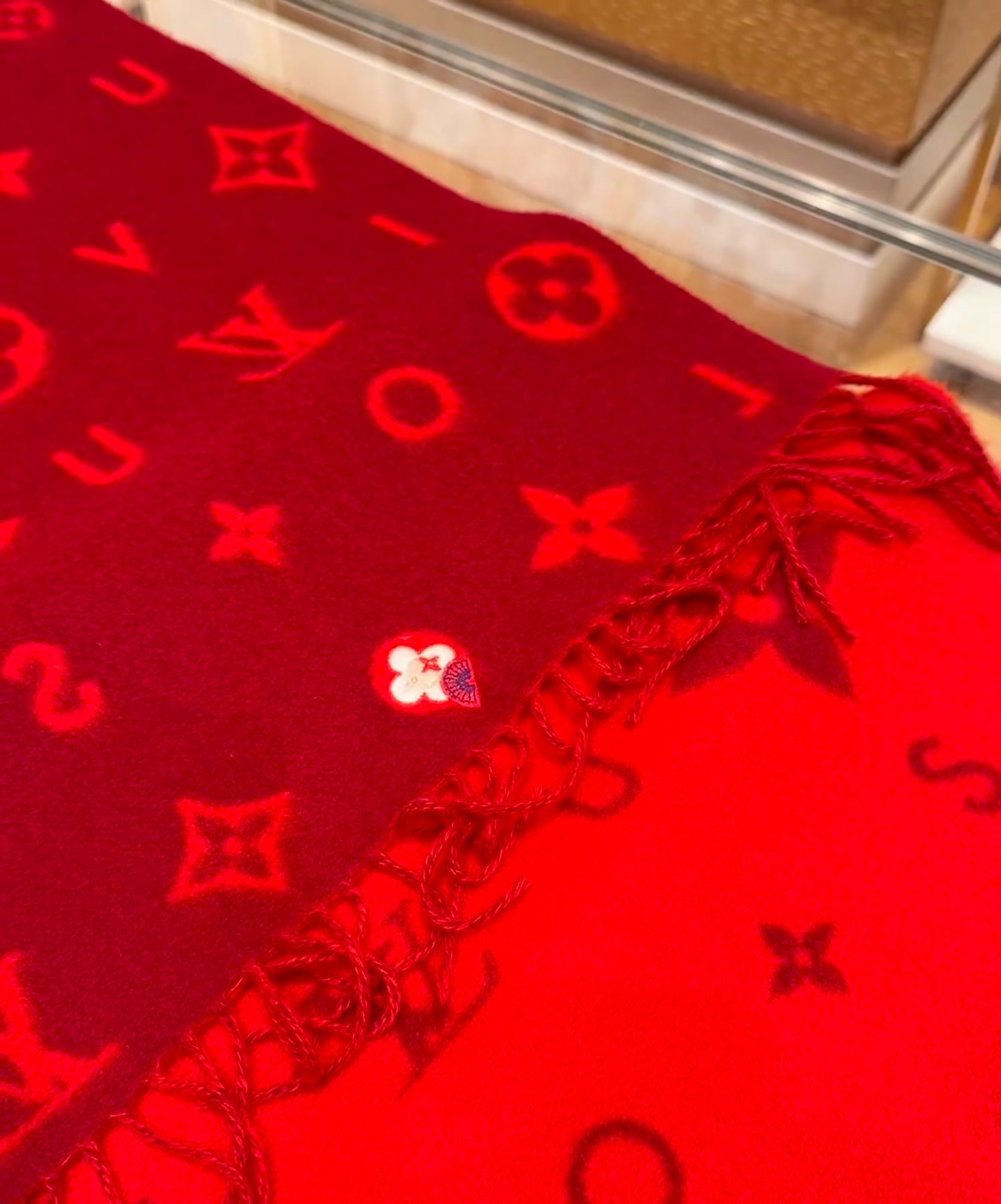 【REYKJAVIK 2.0围巾】缤纷刺绣Reykiavik 2.0 围巾为柔软山羊绒标注Monogra