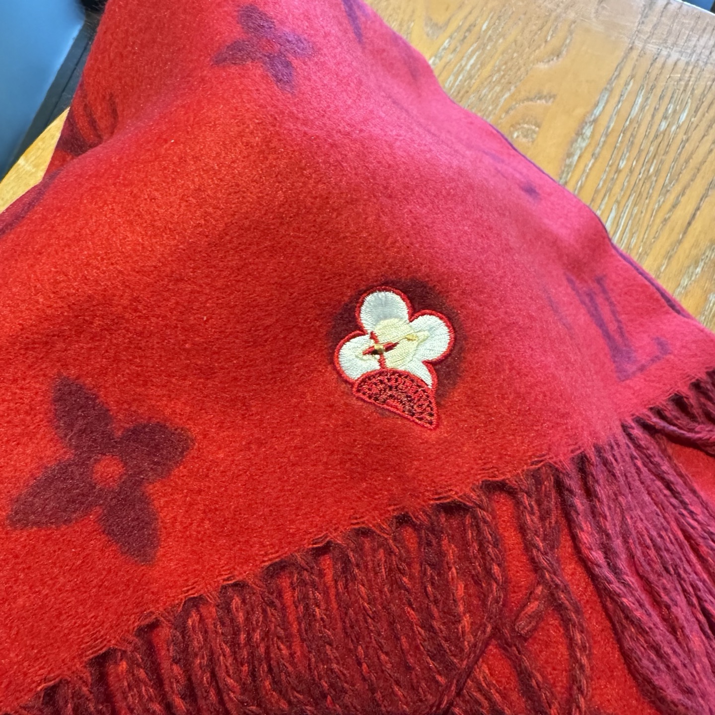 【REYKJAVIK 2.0围巾】缤纷刺绣Reykiavik 2.0 围巾为柔软山羊绒标注Monogra