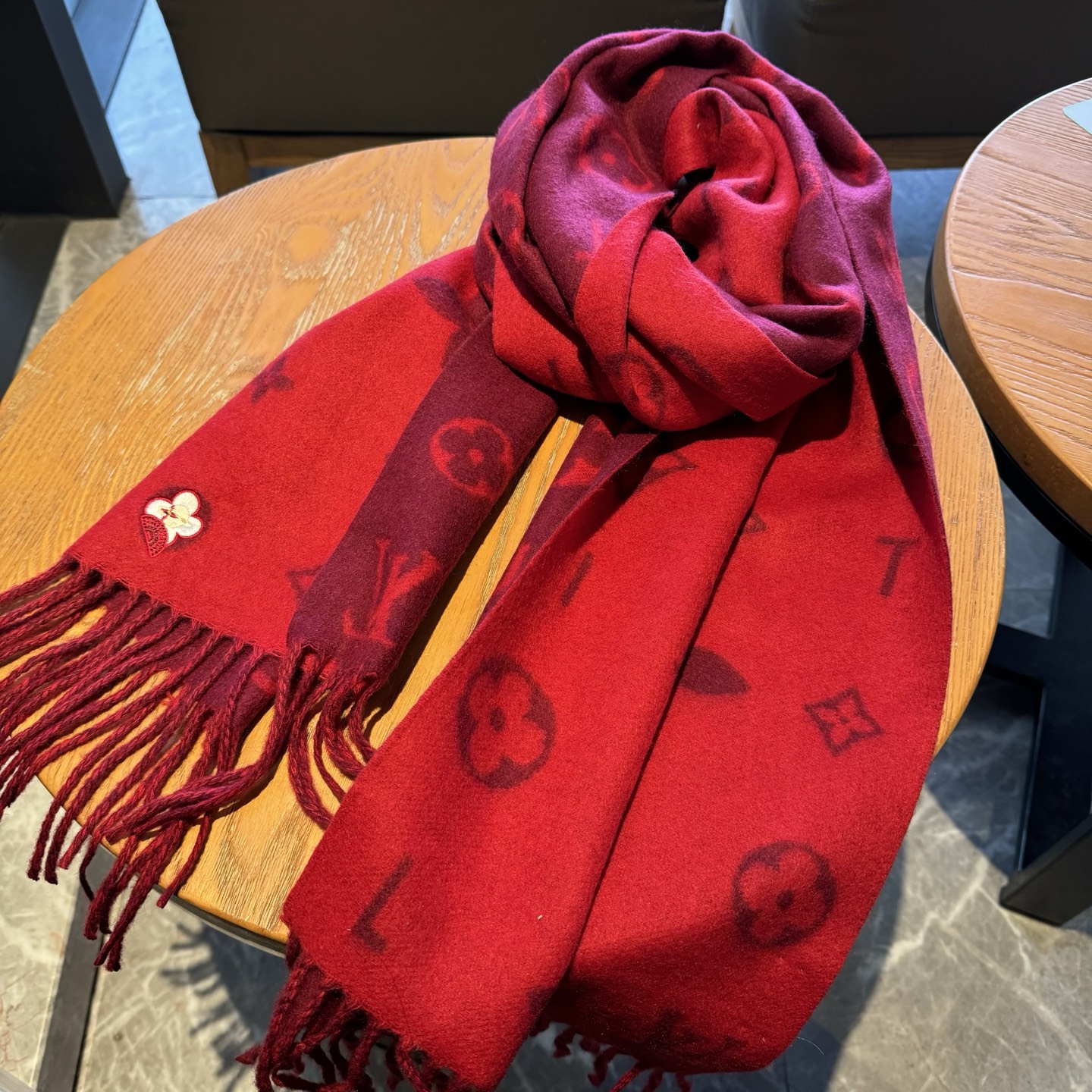 【REYKJAVIK 2.0围巾】缤纷刺绣Reykiavik 2.0 围巾为柔软山羊绒标注Monogra