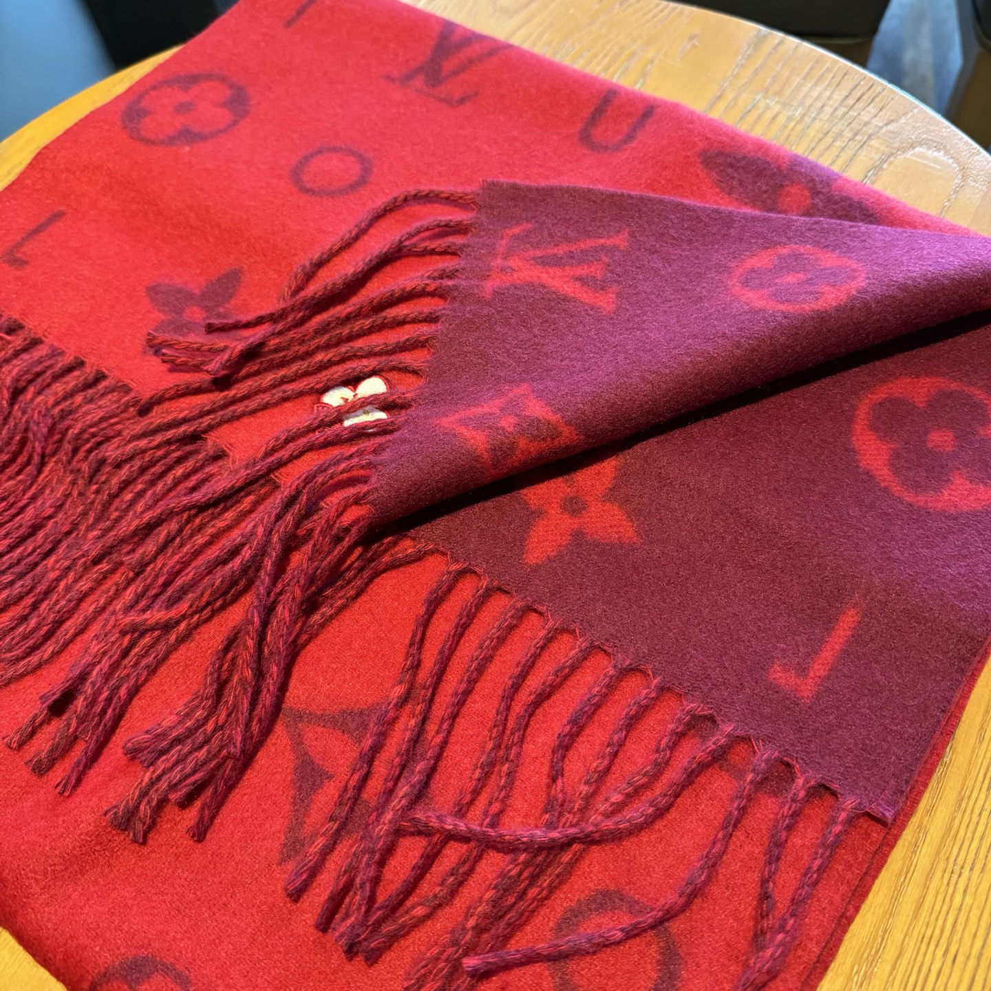 【REYKJAVIK 2.0围巾】缤纷刺绣Reykiavik 2.0 围巾为柔软山羊绒标注Monogra