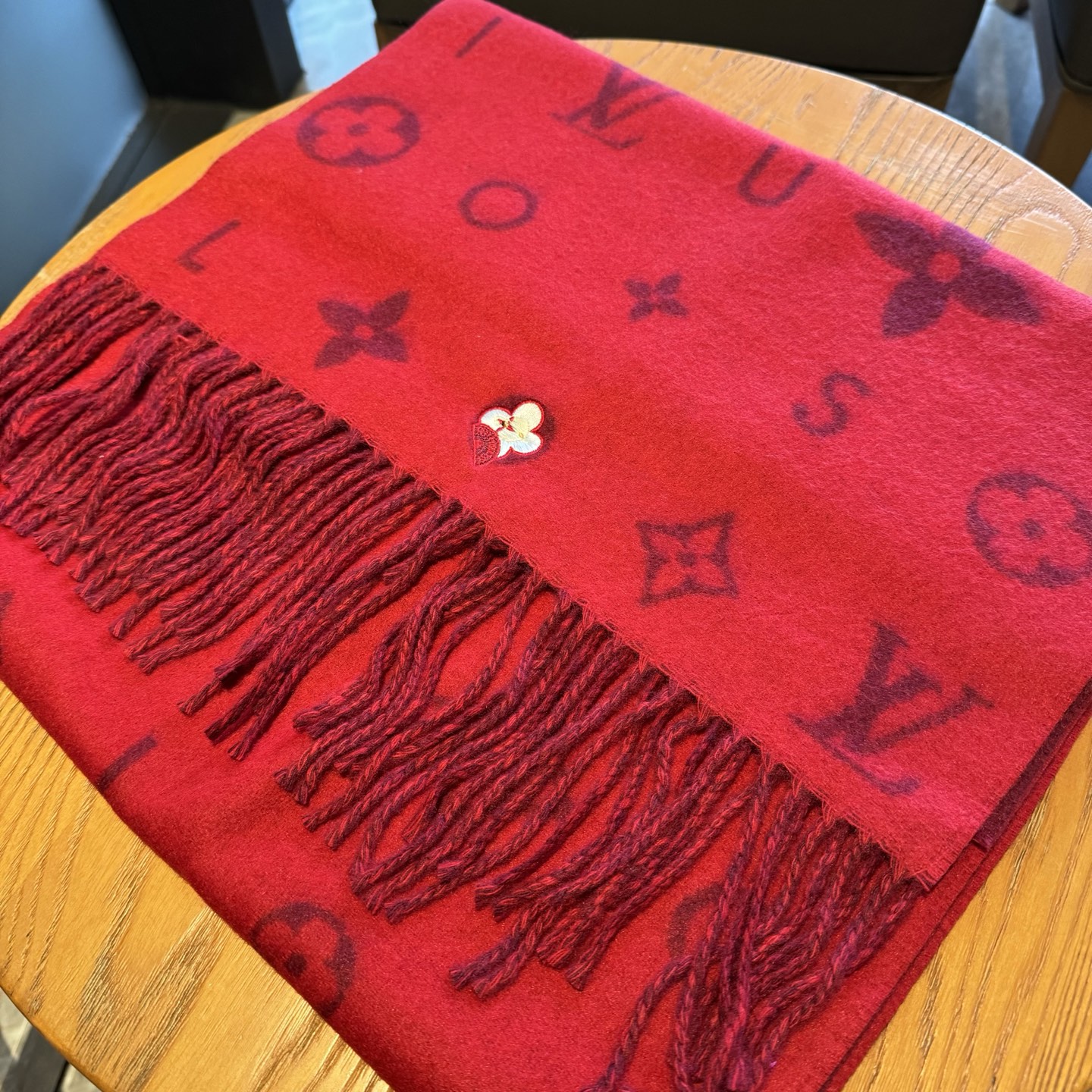 【REYKJAVIK 2.0围巾】缤纷刺绣Reykiavik 2.0 围巾为柔软山羊绒标注Monogra