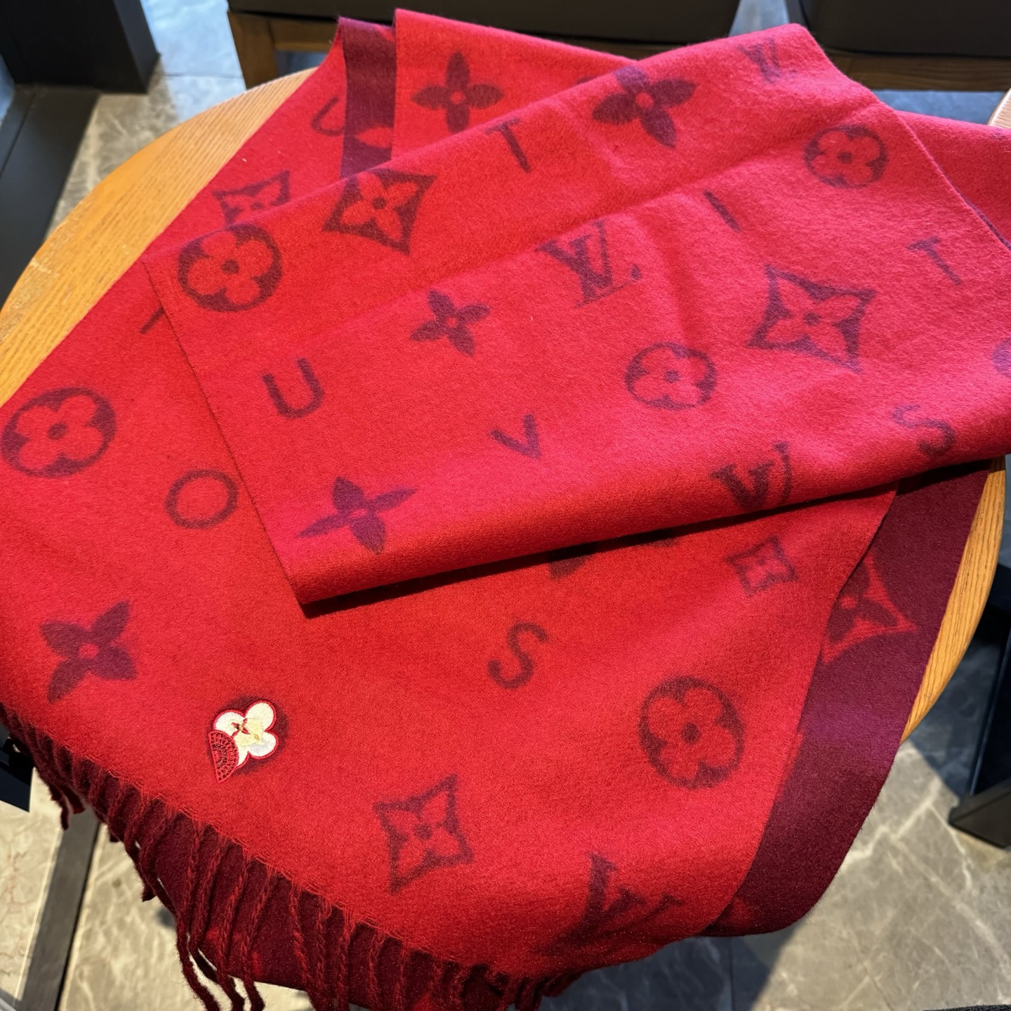 【REYKJAVIK 2.0围巾】缤纷刺绣Reykiavik 2.0 围巾为柔软山羊绒标注Monogra