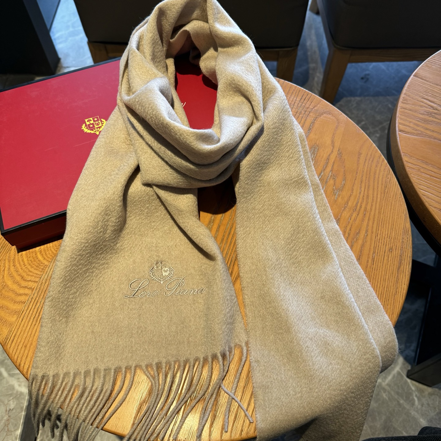 Loro Piana · 诺悠翩雅秋冬新品❗️【极品山羊绒小围巾】送人自留都太高大上了😍重磅上新，爆款爆