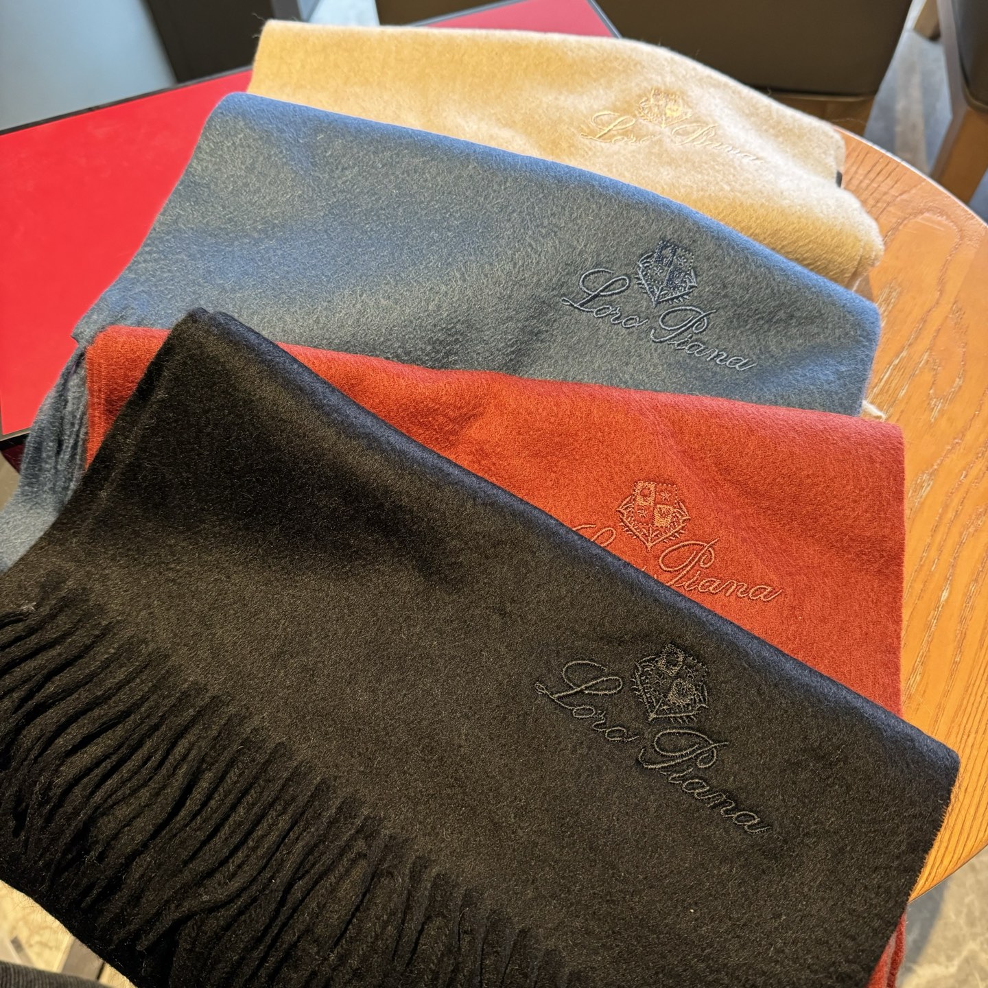 Loro Piana · 诺悠翩雅秋冬新品❗️【极品山羊绒小围巾】送人自留都太高大上了😍重磅上新，爆款爆