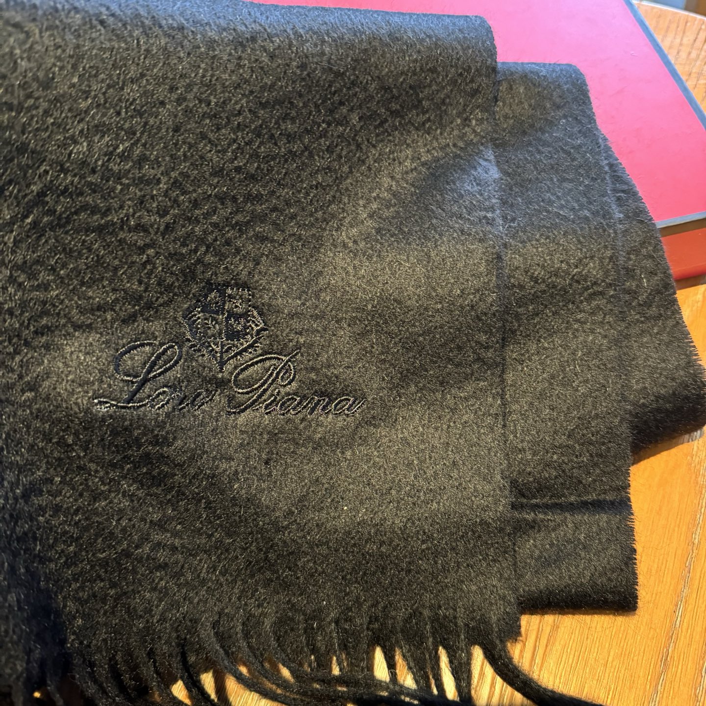 Loro Piana · 诺悠翩雅秋冬新品❗️【极品山羊绒小围巾】送人自留都太高大上了😍重磅上新，爆款爆