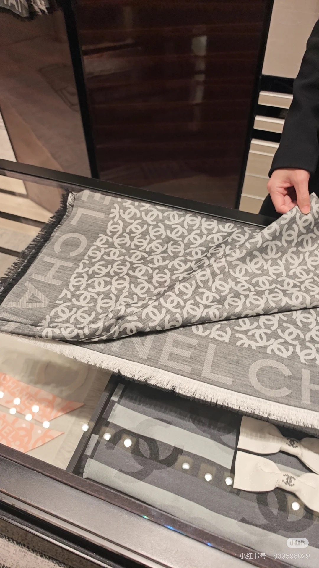 Chanel香家 高级舒适时髦气质，相信我的就收吧！香奈儿这款触动内心的柔美围巾，围巾配有双C光影下非常