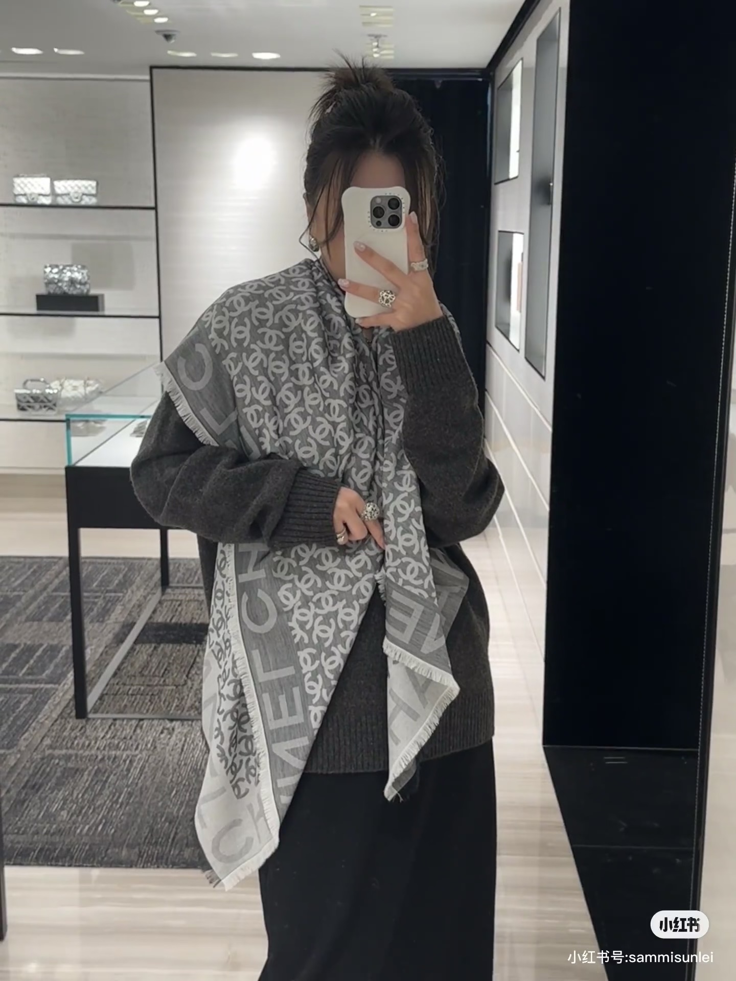 Chanel香家 高级舒适时髦气质，相信我的就收吧！香奈儿这款触动内心的柔美围巾，围巾配有双C光影下非常