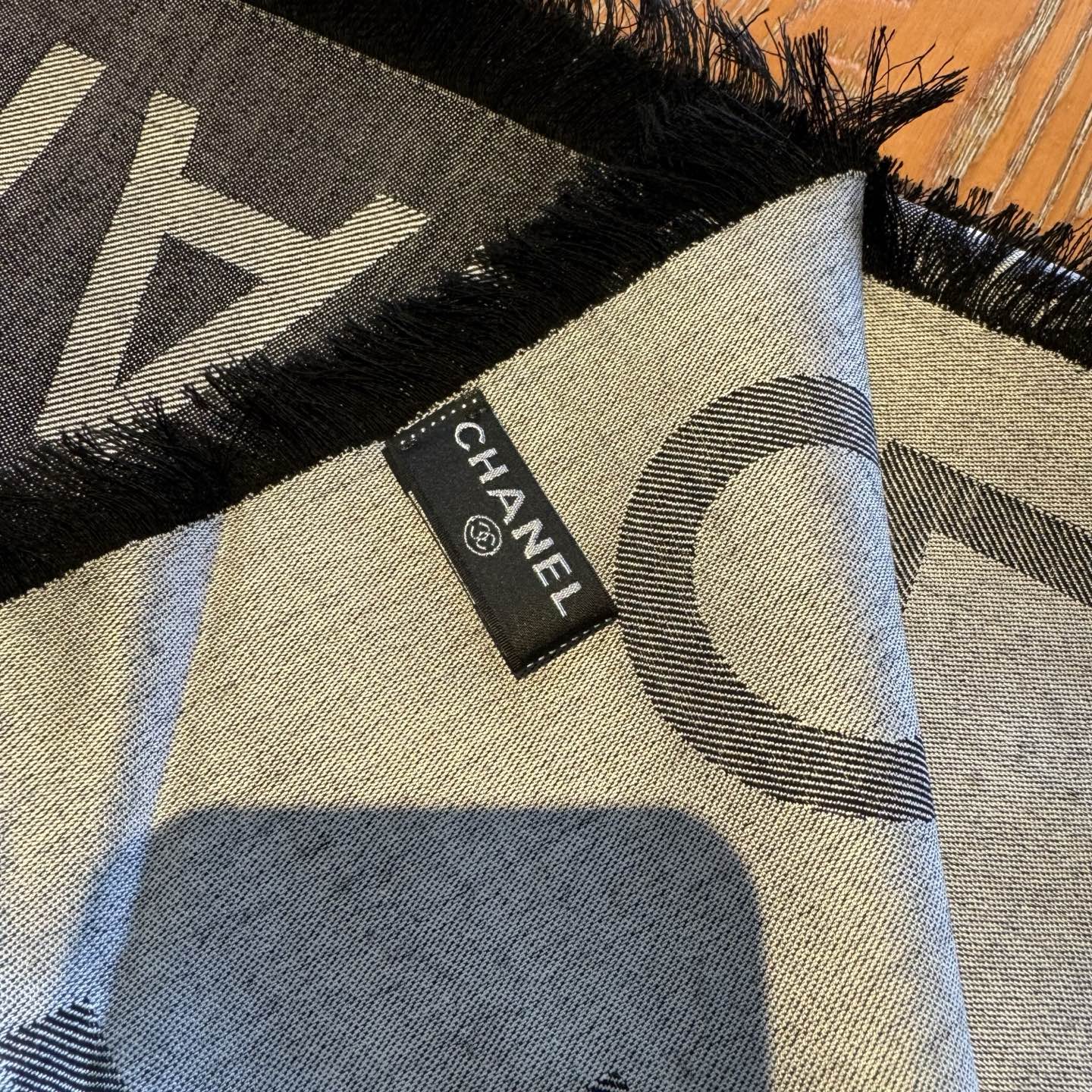 Chanel香家 高级舒适时髦气质，相信我的就收吧！香奈儿这款触动内心的柔美围巾，围巾配有双C光影下非常